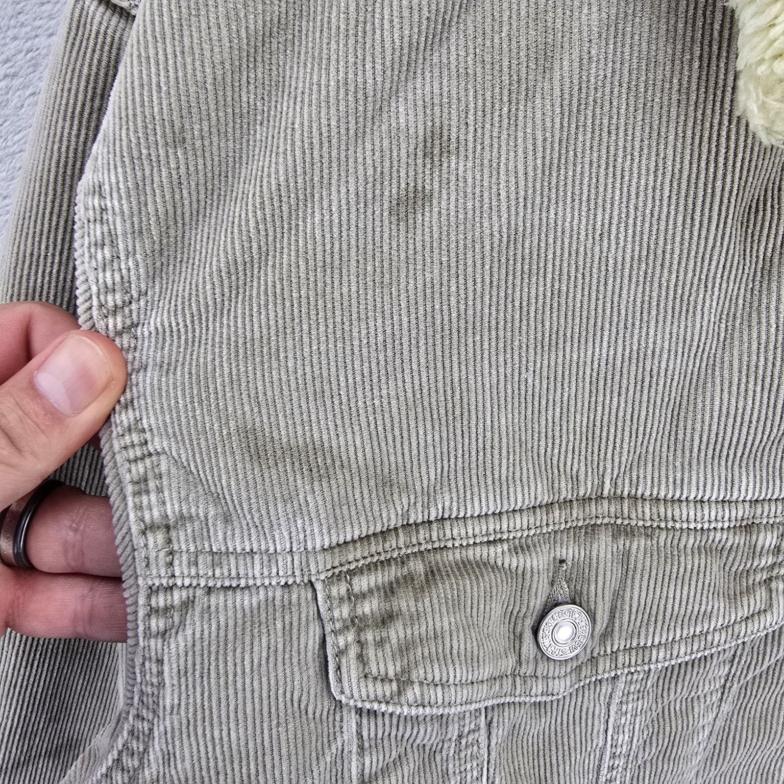 Levi's Vintage Levis Corduroy Sherpa Lined Trucker Jacket Large Size US L / EU 52-54 / 3 - 6 Thumbnail