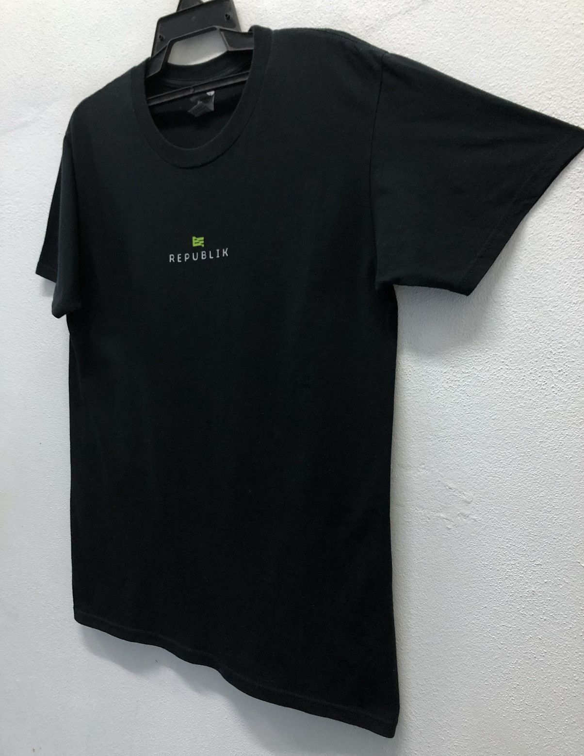 Vintage Vintage Gildan Hammer Republik T-Shirt Size US L / EU 52-54 / 3 - 5 Thumbnail