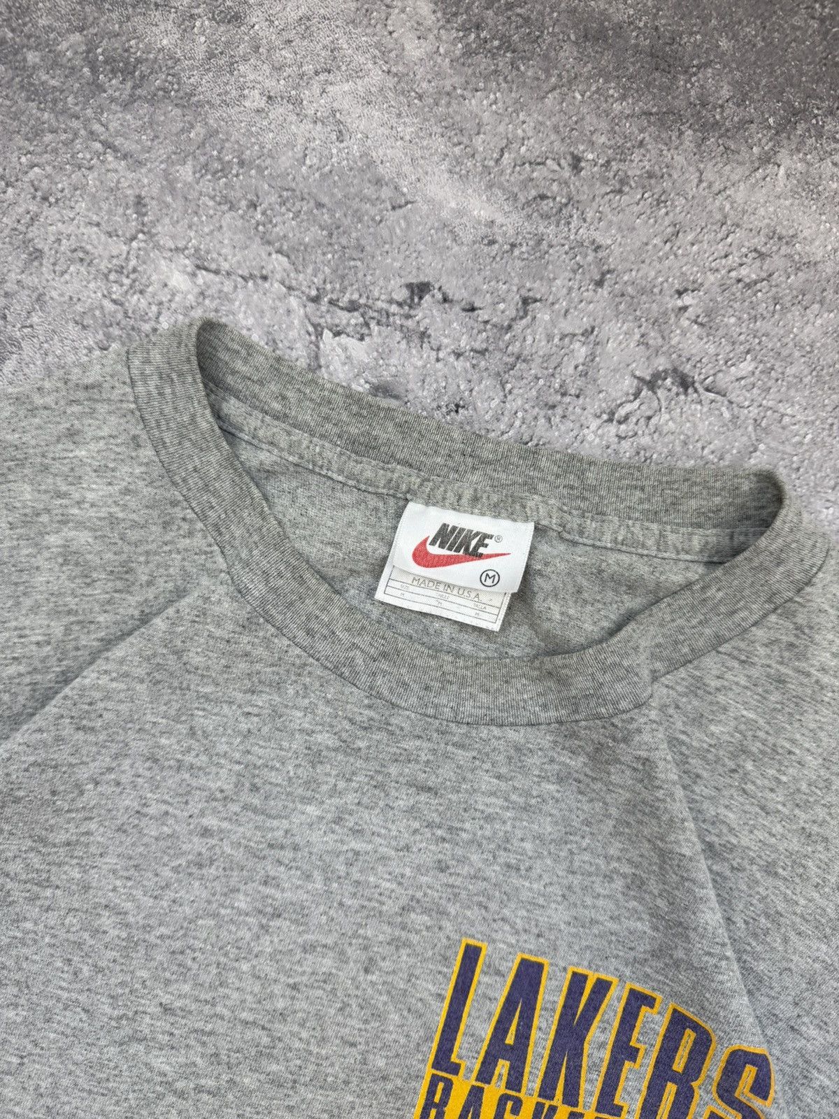 Nike Vintage 90s Nike Lakers NBA Basketball T-Shirt Y2K Rare Tee Size US M / EU 48-50 / 2 - 11 Thumbnail