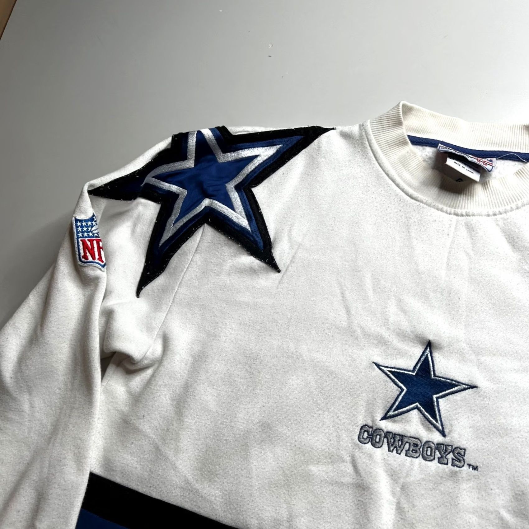NFL VINTAGE Dallas Cowboys Apex One NFL Crewneck Sweatshirt White Blue Stars Mens M Size US M / EU 48-50 / 2 - 7 Thumbnail