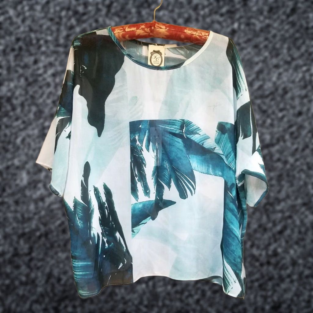 Vintage VINTAGE? No. Fleece Chemise Blouse Shirt Womens Short Sleeve Hawaiian Print Sheer White Blue XS? Not allowed. Size S / US 4 / IT 40 - 1 Thumbnail