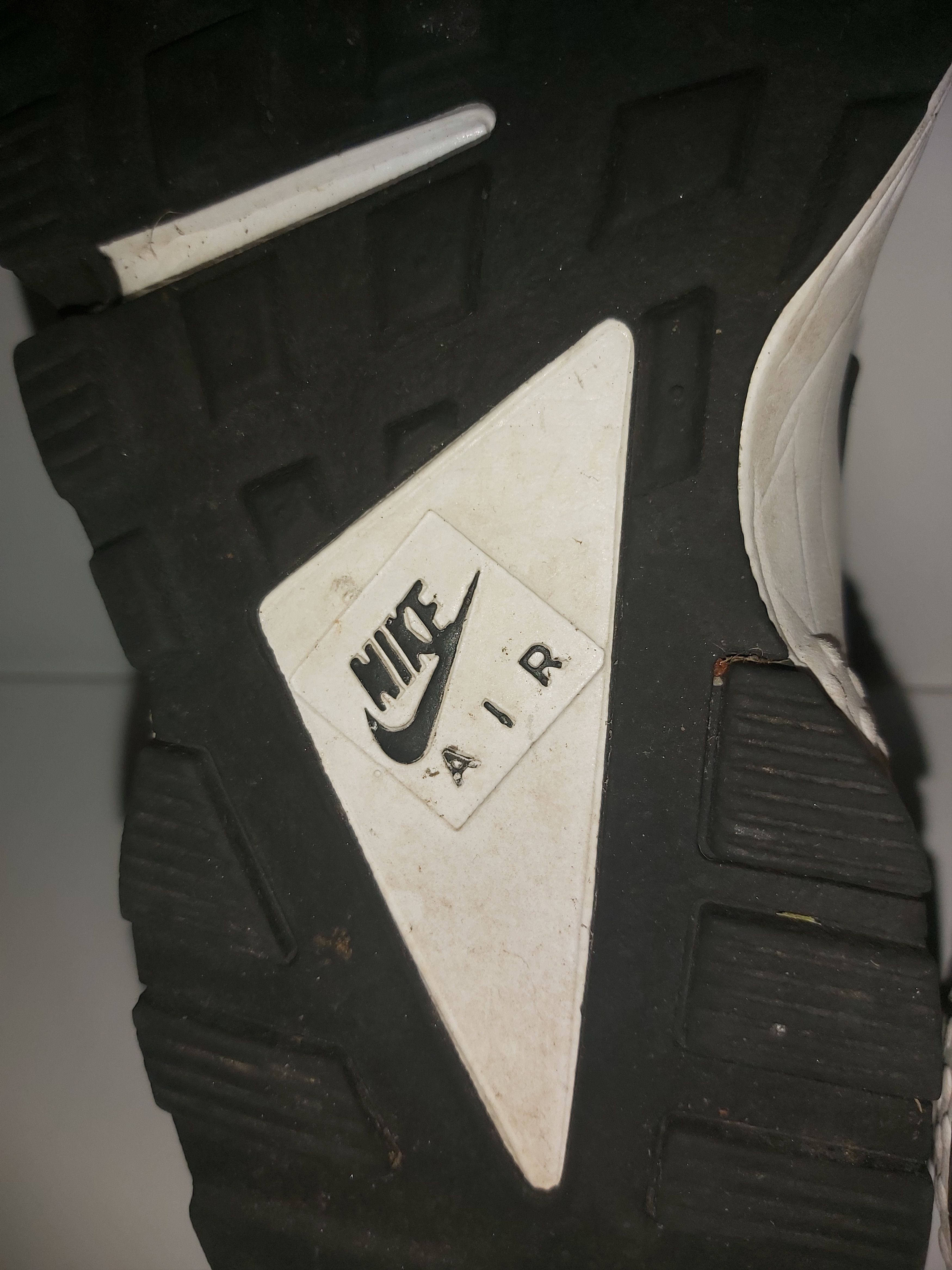 Nike 35,5eur 5us NIKE AIR HUARACHE WMNS "Black-White" 634835-006 Size US 5 / IT 35 - 16 Thumbnail