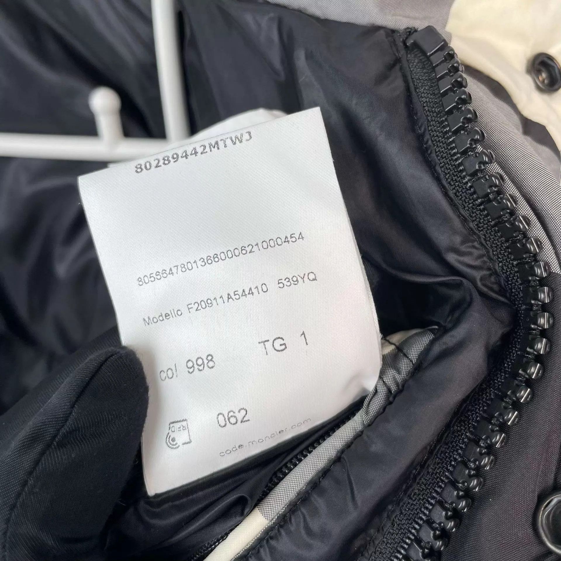 Moncler Moncler check chest embroidered down jacket Size 1 Size US S / EU 44-46 / 1 - 8 Thumbnail