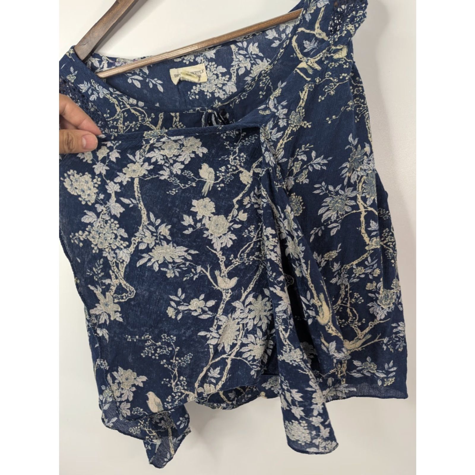 Vintage DENIM & SUPPLY Top Navy Floral Crochet Slit Sleeve Peasant Boho Blouse M Womens Size M / US 6-8 / IT 42-44 - 4 Thumbnail