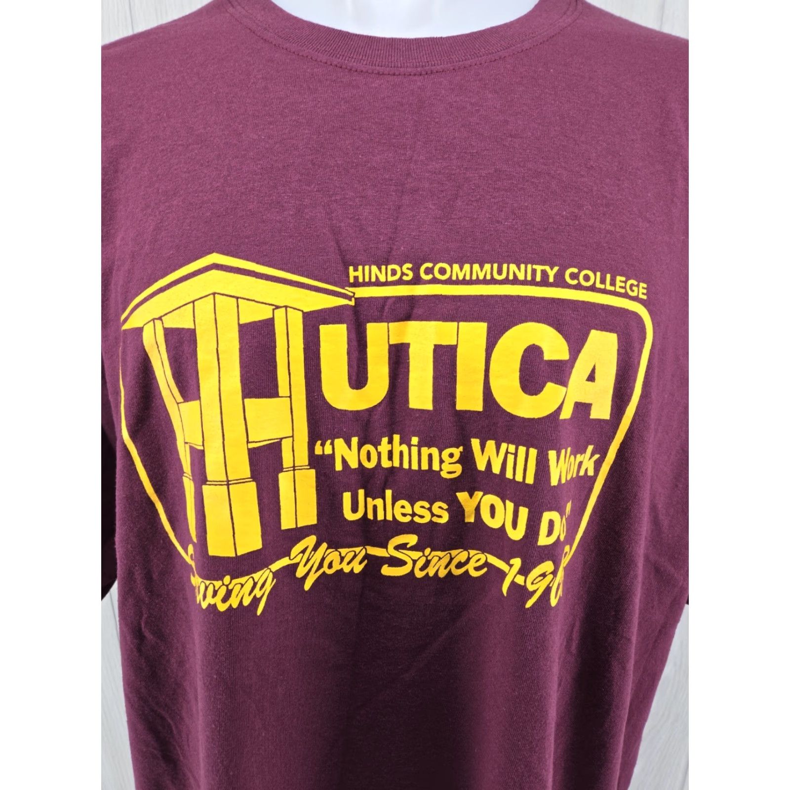 Gildan VINTAGE Gildan HINDS COMMUNITY COLLEGE Maroon T-Shirt Mens 3XL Crew Neck Short Sleeve Logo Knit Cotton Size US XXL / EU 58 / 5 - 3 Thumbnail