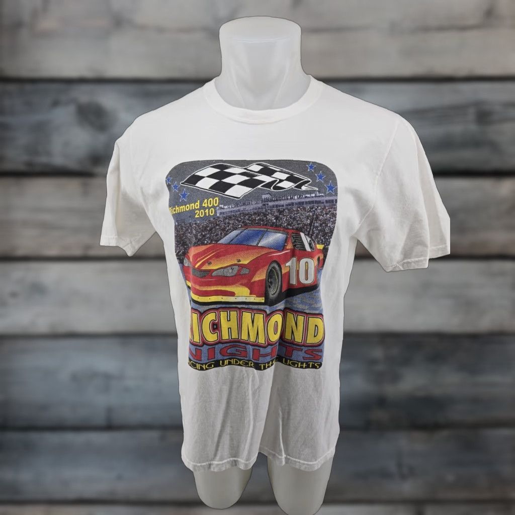 Nike VINTAGE Nike T-Shirt Men's Large Richmond Raceway 400 2010 White Cotton Blend Graphic Print Logo Short Sleeve Crew Neck All Seasons Men Size US L / EU 52-54 / 3 - 1 Thumbnail