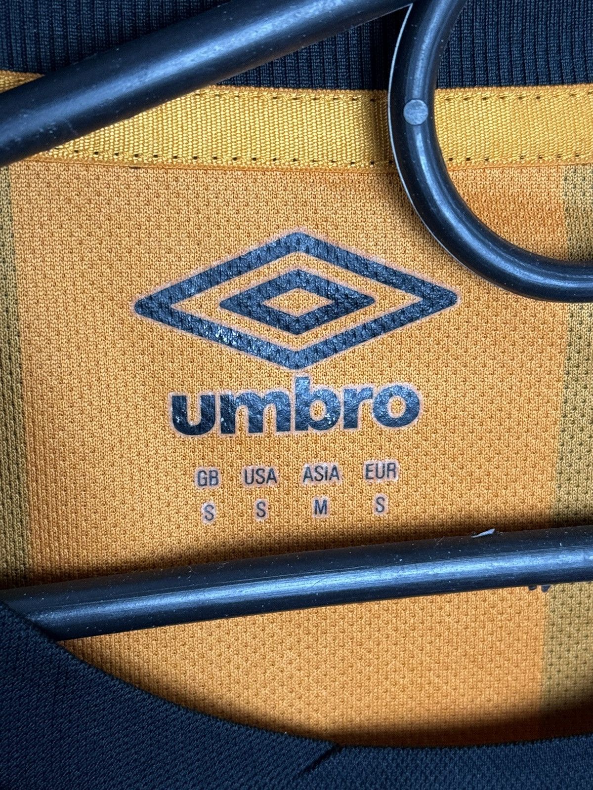 Umbro Hull City 17/18 Home Football Jersey Size US S / EU 44-46 / 1 - 12 Thumbnail