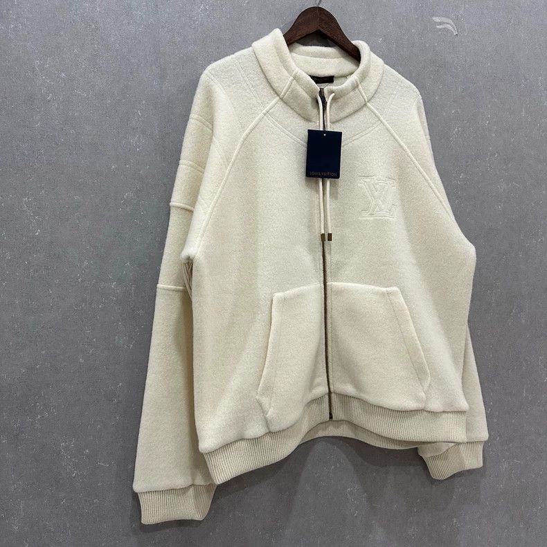 Louis Vuitton Louis Vuitton size 4l Off-white wool logo jacket on chest Size US M / EU 48-50 / 2 - 3 Thumbnail