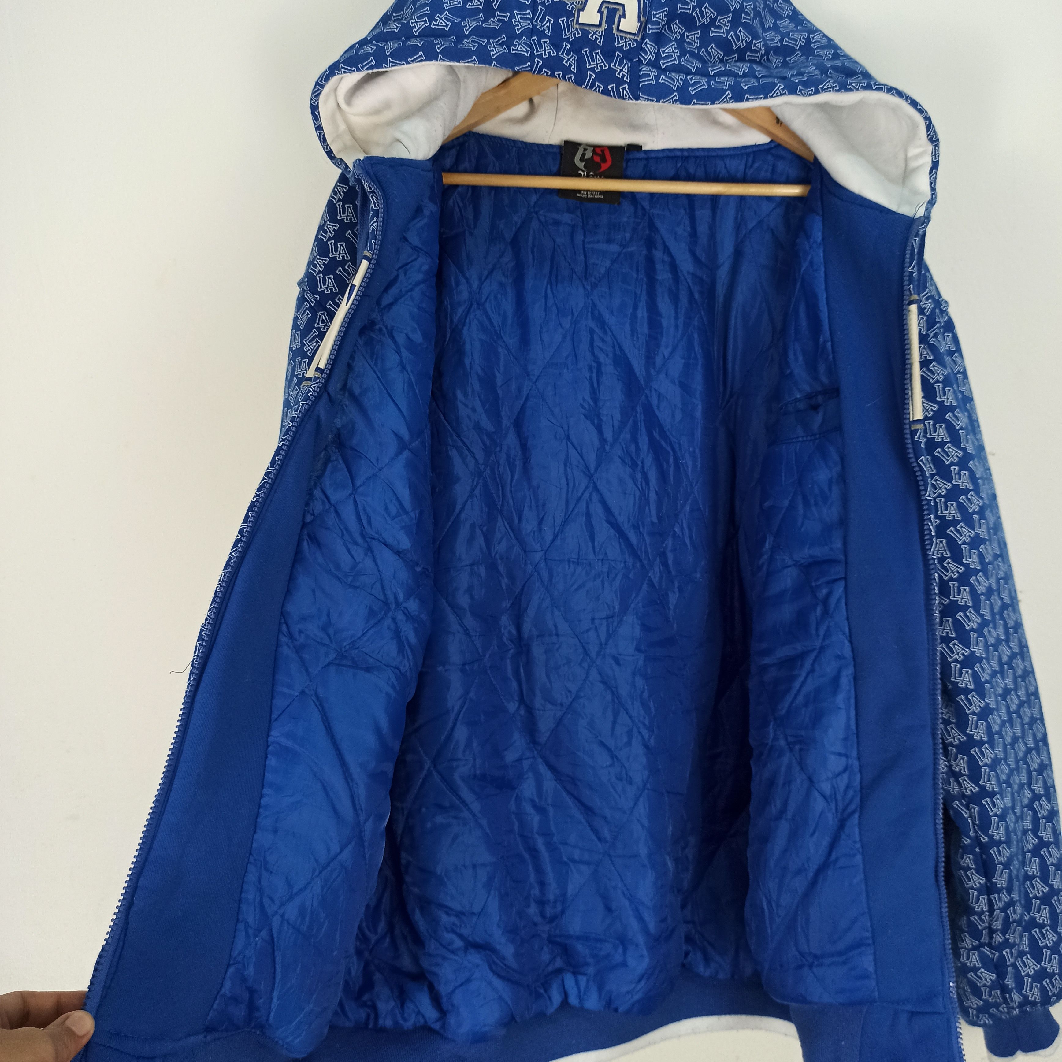 Japanese Brand 🔥Rare🔥 Los Angeles Monogram Big Logo puffer Hoodie style Size US L / EU 52-54 / 3 - 11 Thumbnail