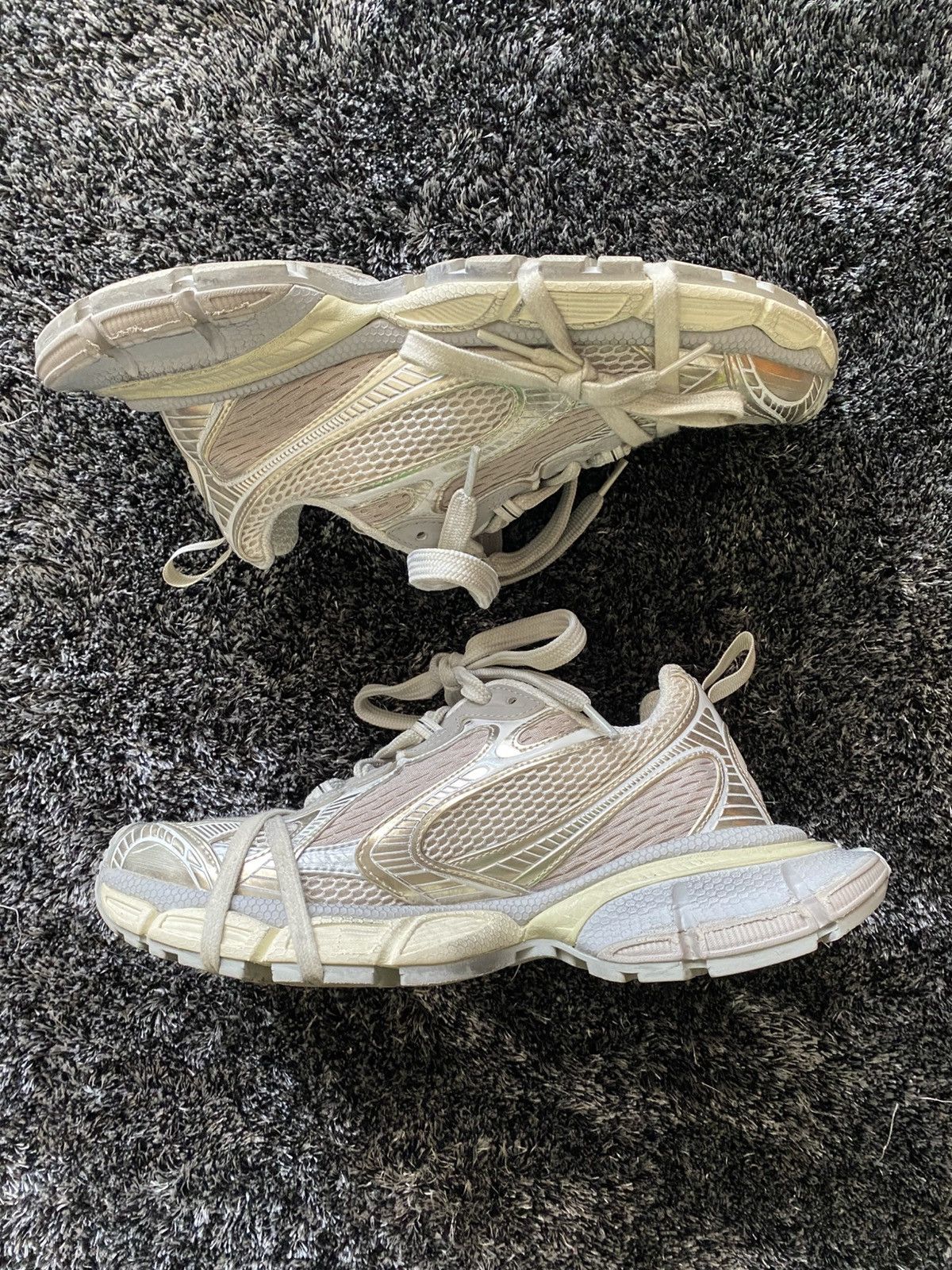 靴 BALENCIAGA 3xl Eggshell Balenciaga 3xl Sneaker in Eggshell & Black | FWRD