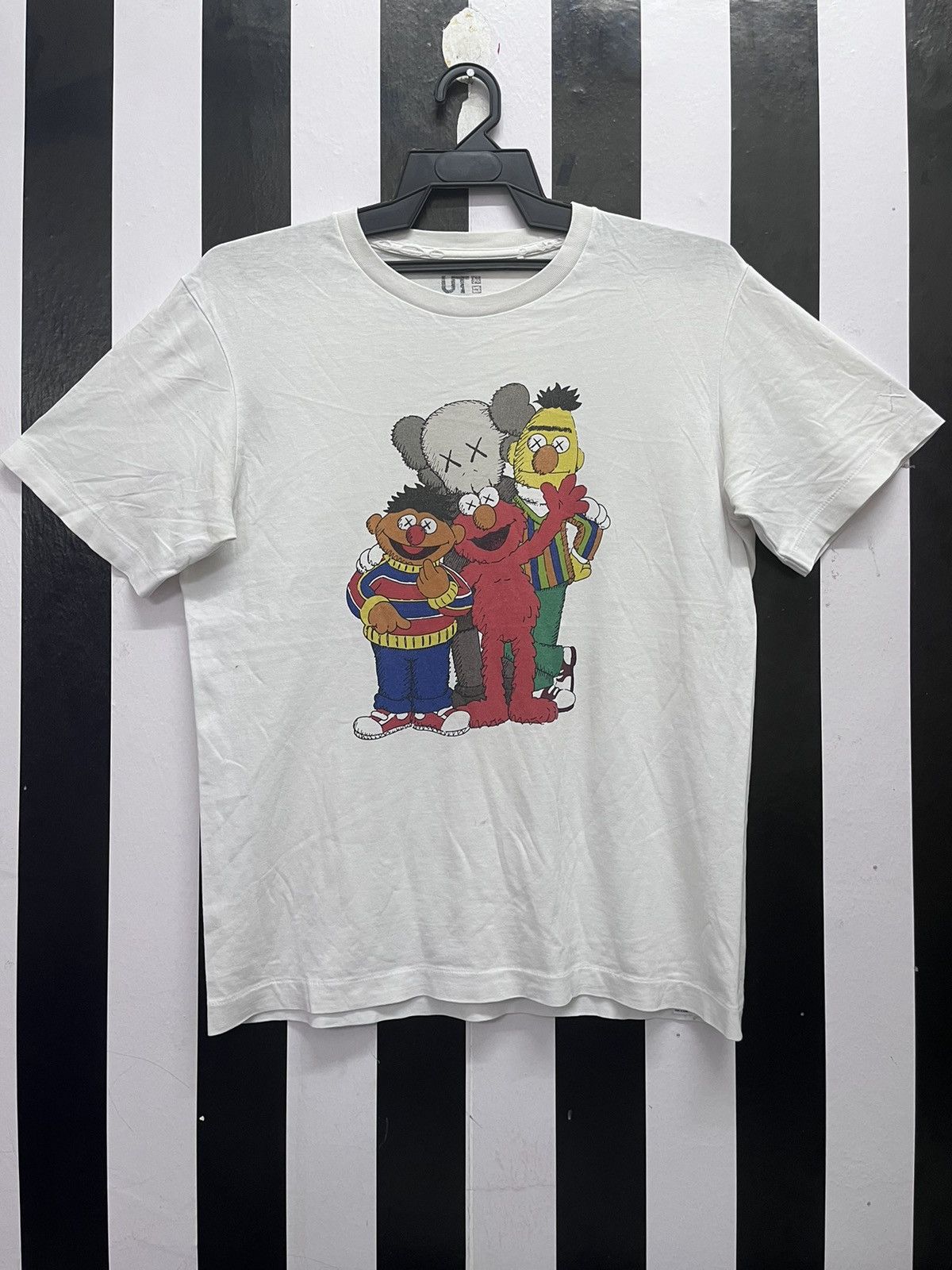 Kaws × Uniqlo Sesame Street Size M / US 6-8 / IT 42-44 - 1 Thumbnail