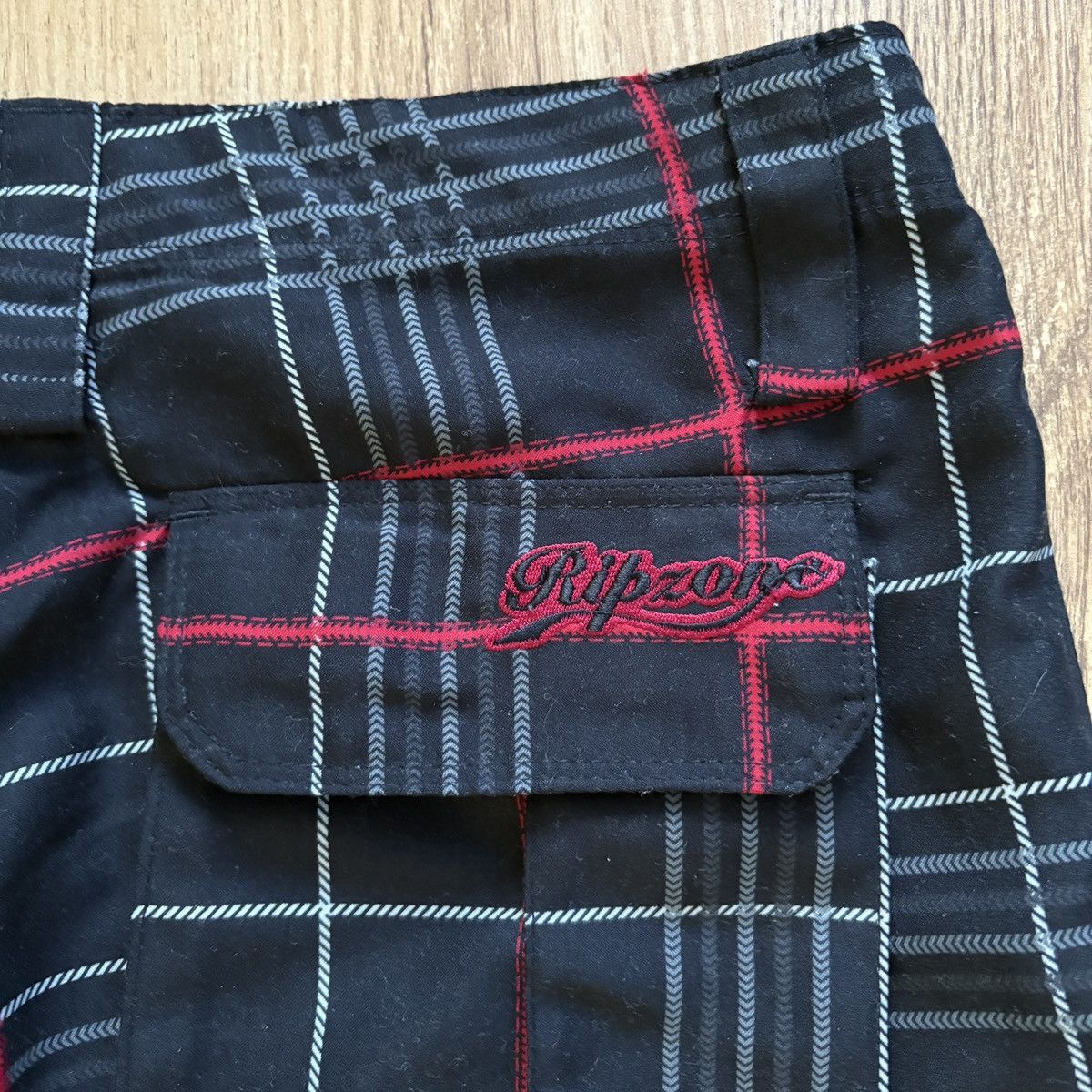 Other Y2K Surf Vintage Ripzone Cargo Short Black and Red Plaid Size US 34 / EU 50 - 2 Thumbnail
