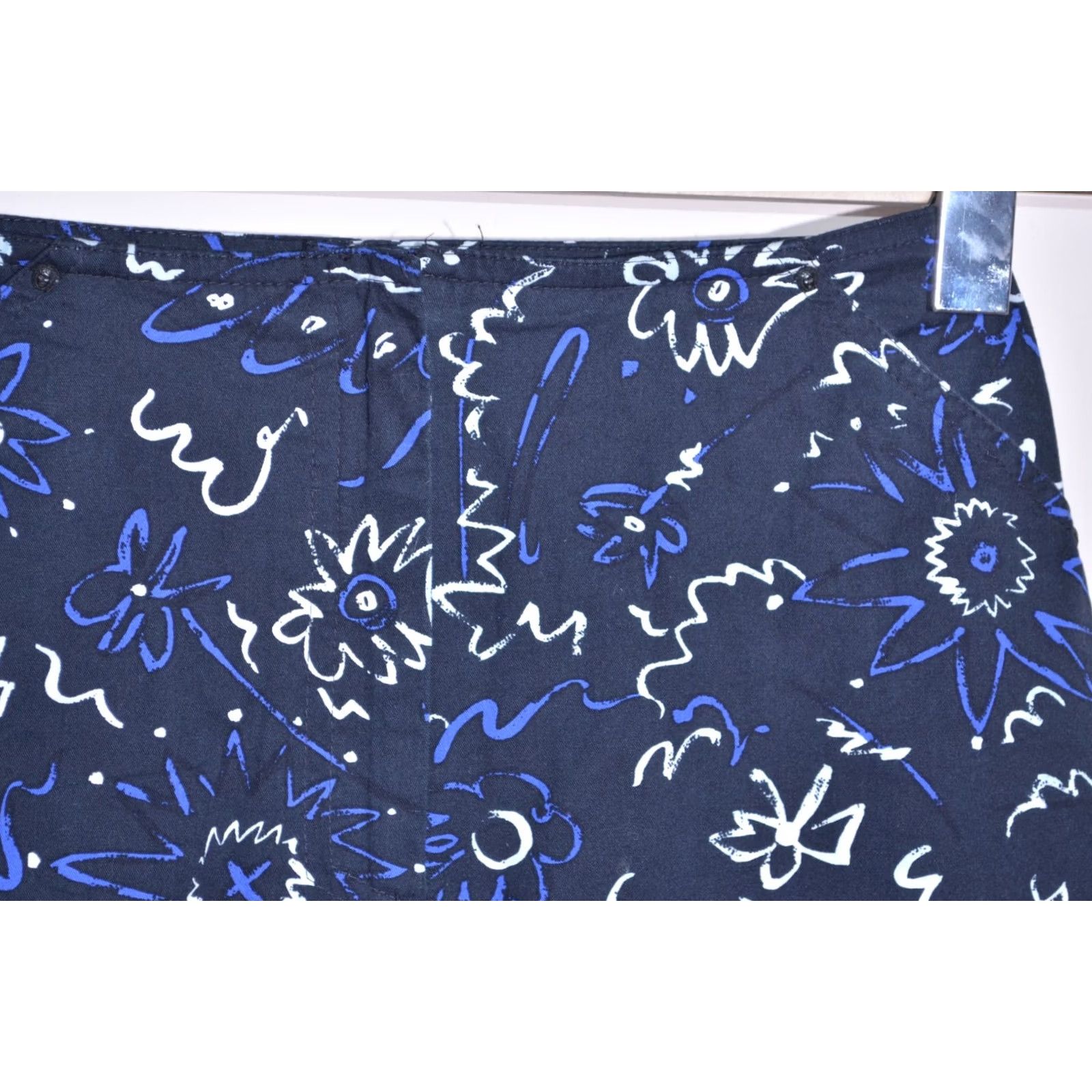 Versace Jeans Couture VINTAGE Versace Jeans Couture Floral Women Skirt 40 Black 90s A-Line Short Size 40 Women's Skirt Vintage 90s Theme Women Mens Girls Size 27" / US 4 / IT 40 - 2 Thumbnail