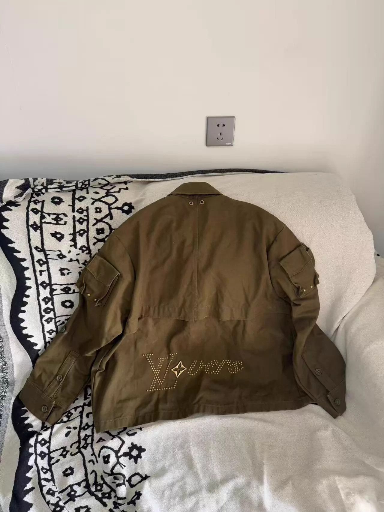 Louis Vuitton LV Pharrell Williams Military Green Rivet Jacket L Size US L / EU 52-54 / 3 - 1 Thumbnail