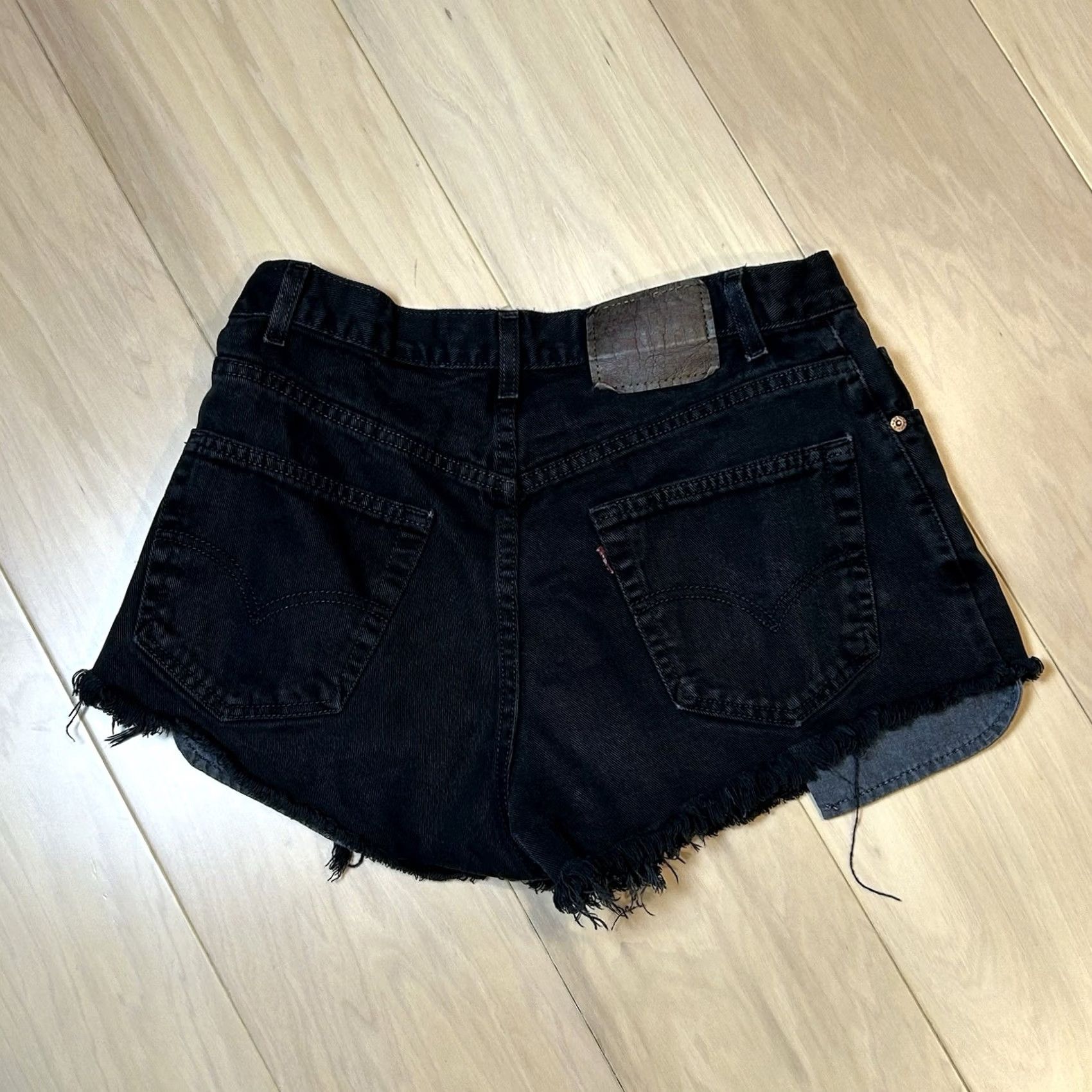 Levi's VINTAGE Levi’s 560 Shorts Womens 32 Black Denim Cutoff 2” Inseam Size 24" / US 00 / IT 34 - 2 Thumbnail
