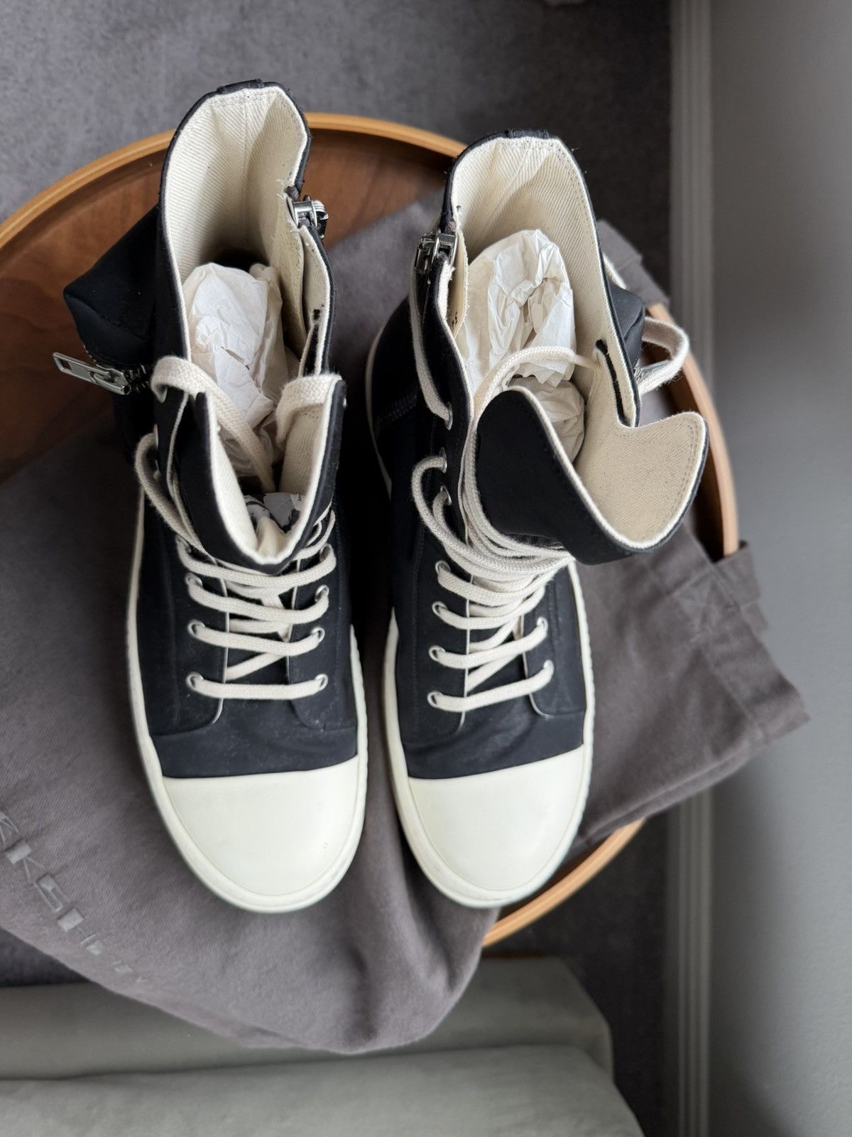 Rick Owens Rick Owens Cargo sneakers w/ bag black & milk 46 worn once Size US 13 / EU 46 - 13 Thumbnail