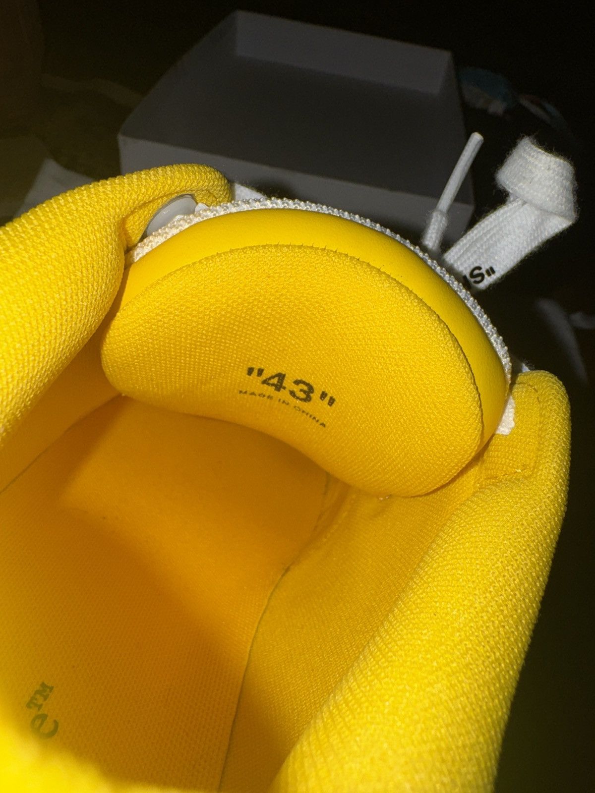 Off-White Yellow Off-White Out Of Office Size US 10 / EU 43 - 9 Thumbnail