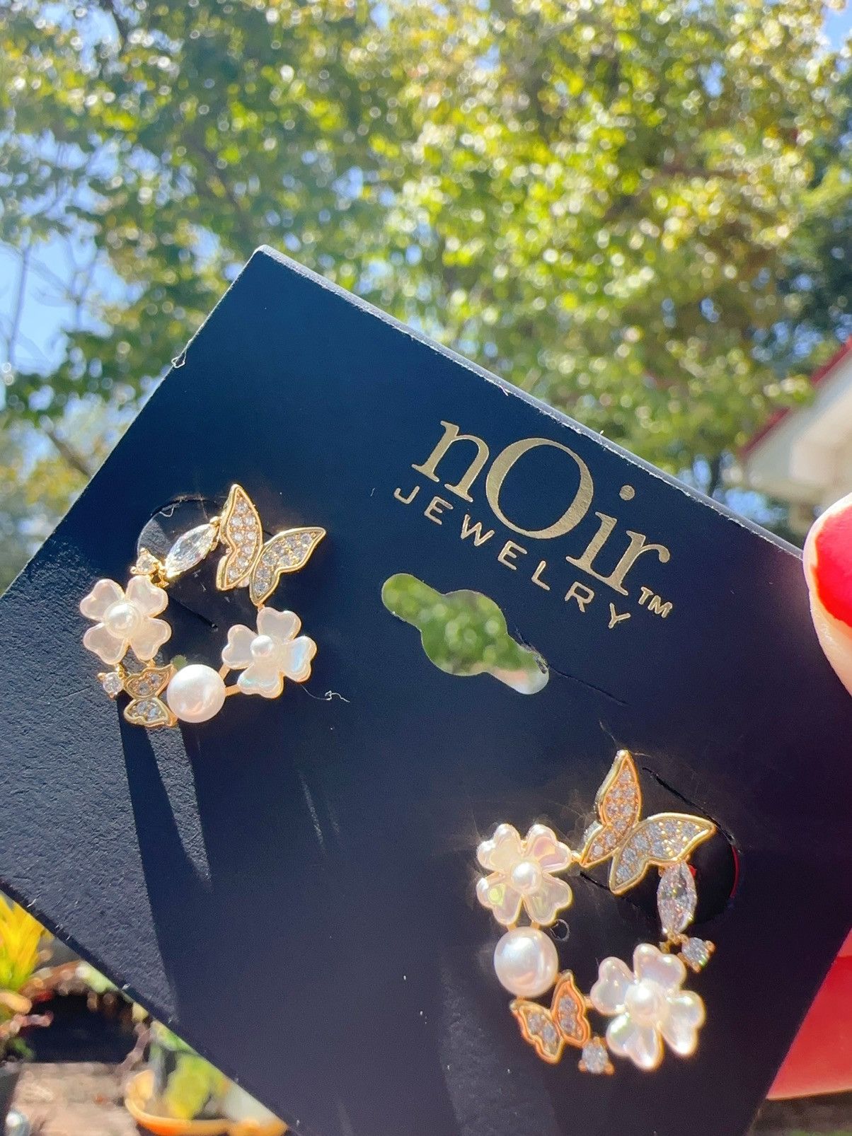 Designer Noir stud circle white flower pearl fine paved butterfly Size ONE SIZE - 5 Thumbnail