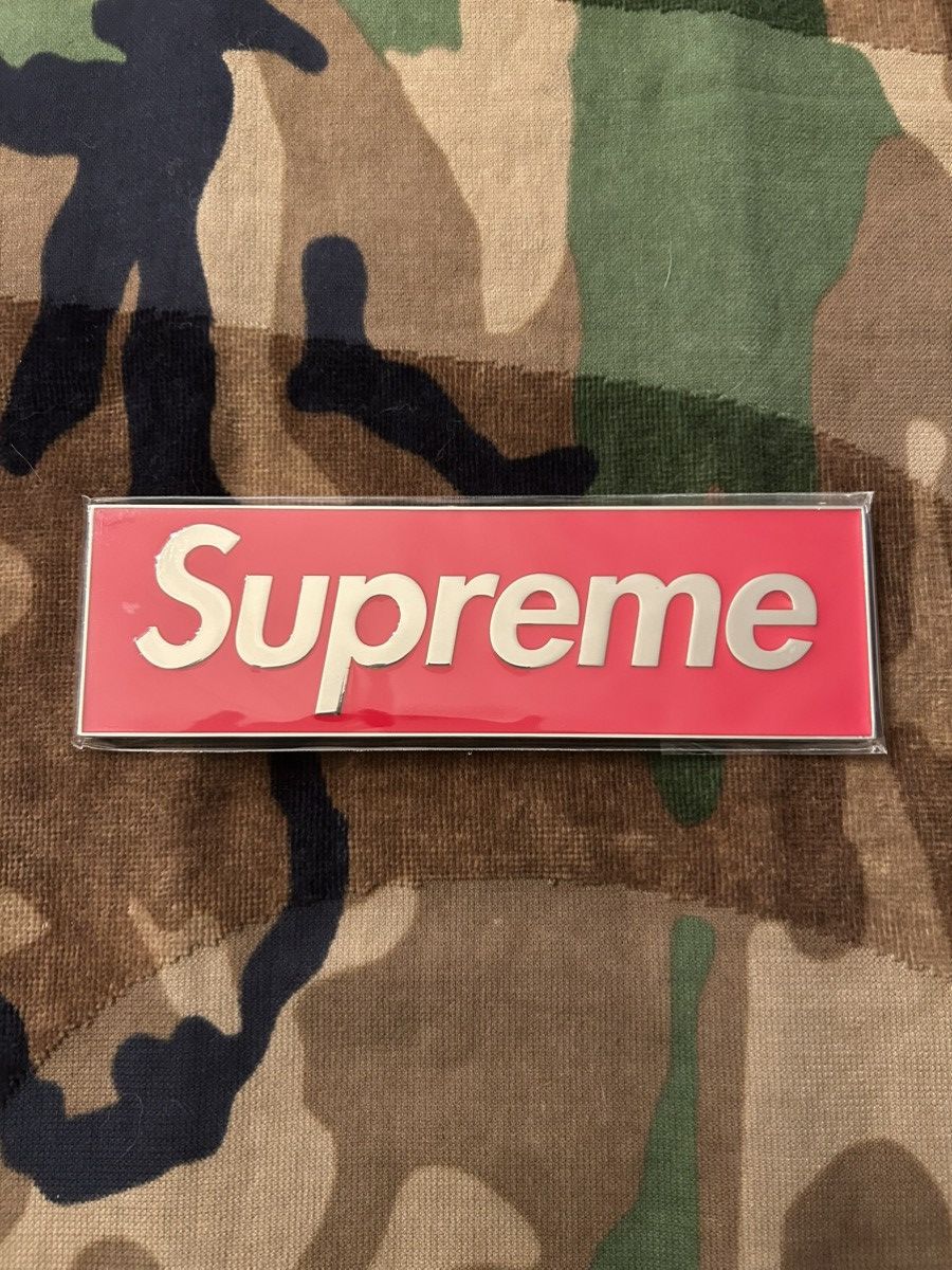 Supreme Supreme Box Logo Car Emblem Red FW25 Size ONE SIZE - 3 Thumbnail
