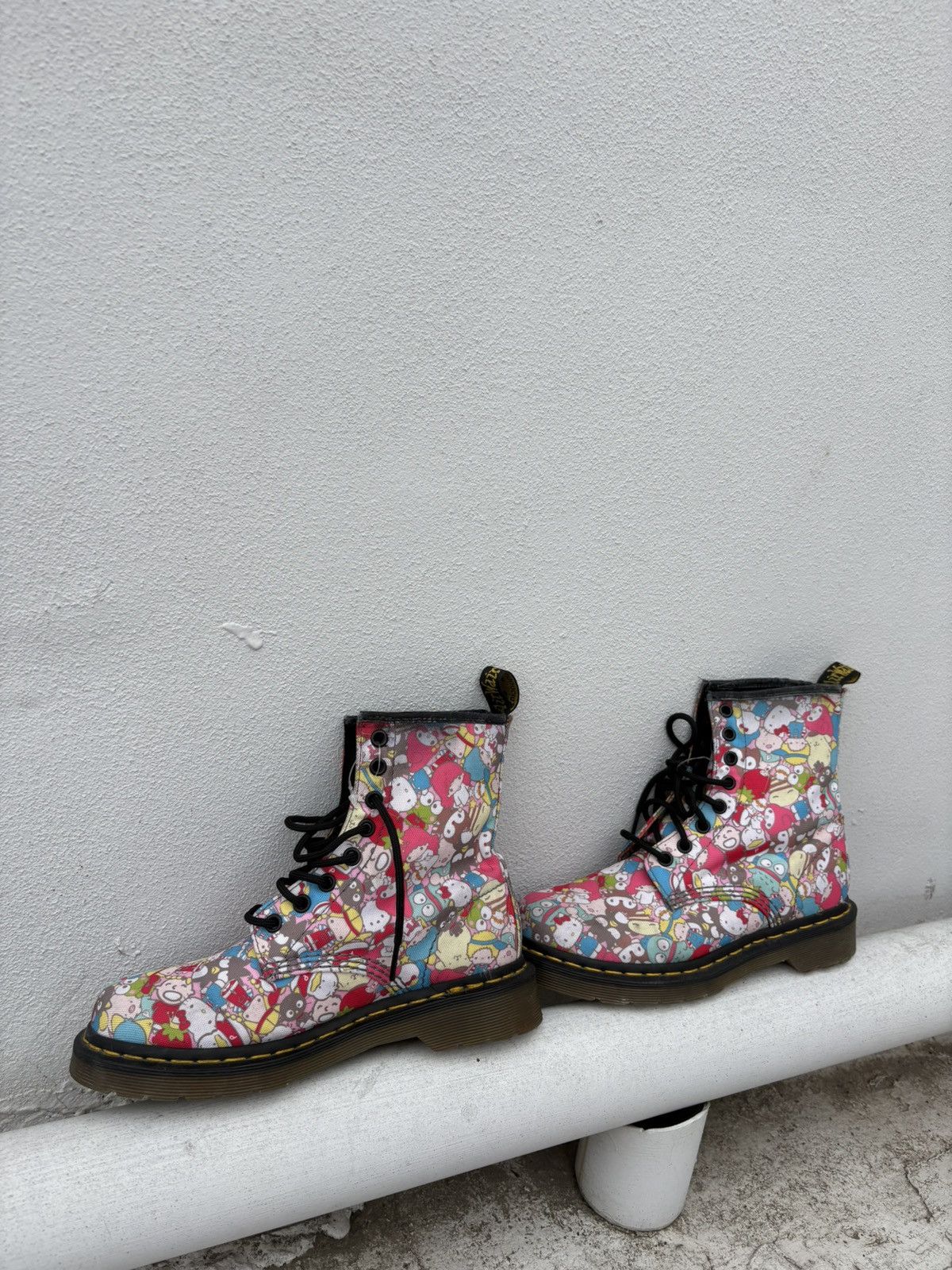 Dr. Martens Dr Martens x Hello kitty limited edition boots Size US 7 / IT 37 - 11 Thumbnail