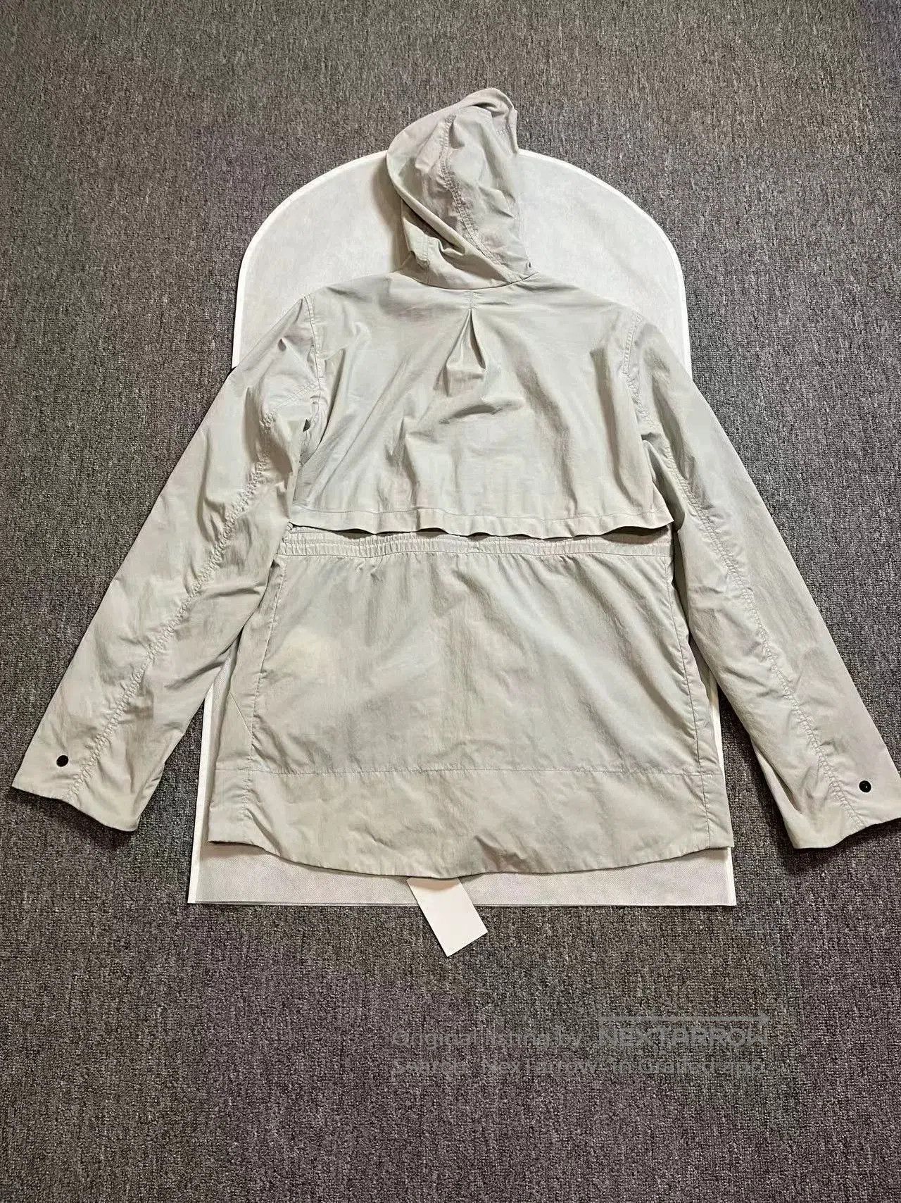 Canada Goose Canada Goose Women's Windbreaker Jacket. Size M / US 6-8 / IT 42-44 - 2 Thumbnail