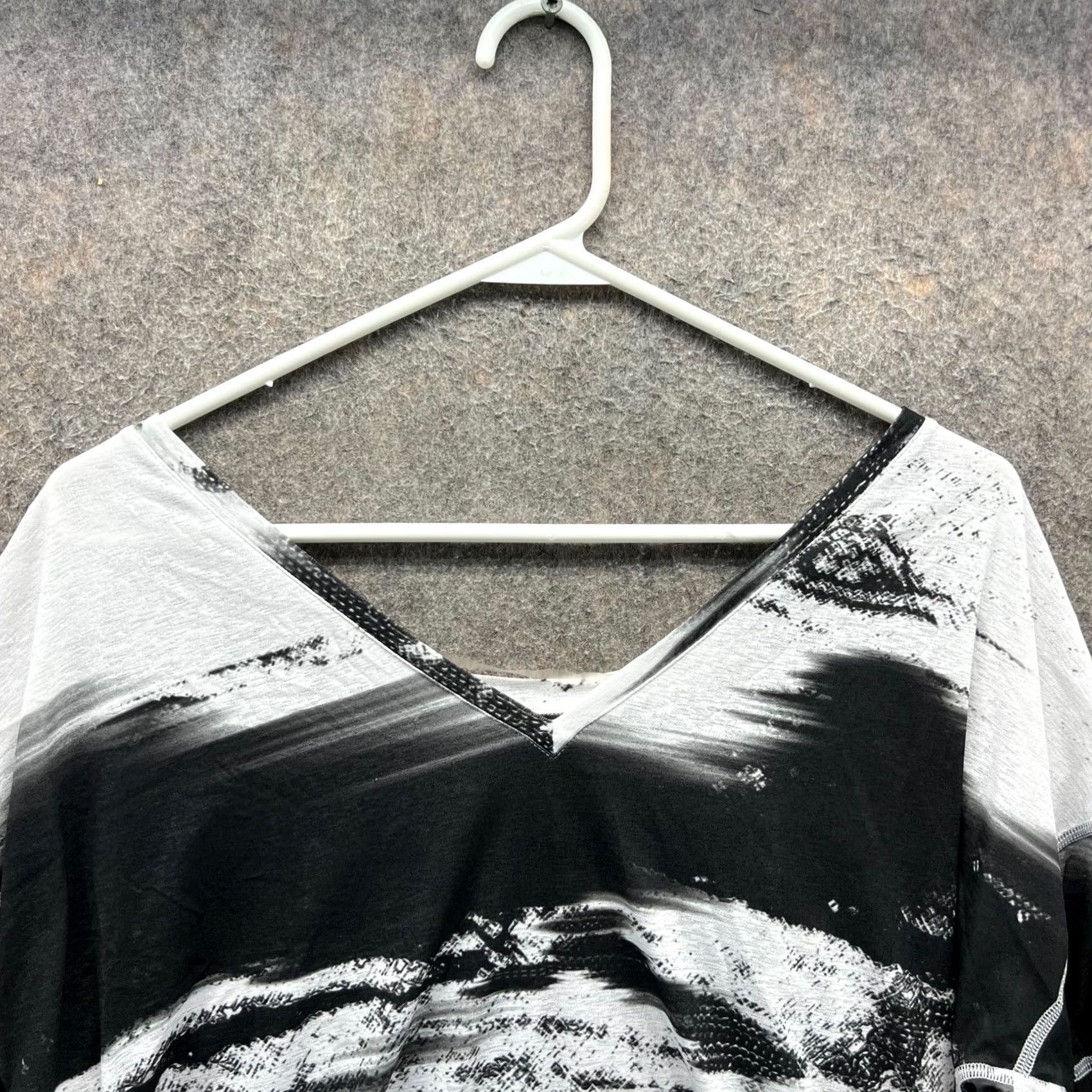 Puma PUMA Shirt Womens Medium Gray Black Graphic V Neck Short Sleeve Abstract Camo Size M / US 6-8 / IT 42-44 - 7 Thumbnail