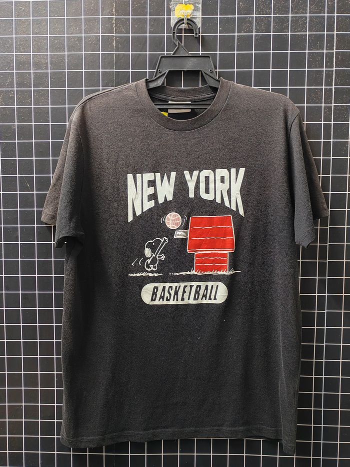 Peanuts Vintage Peantus Snoopy Ny Basketball T-shirt Size US L / EU 52-54 / 3 - 1 Thumbnail