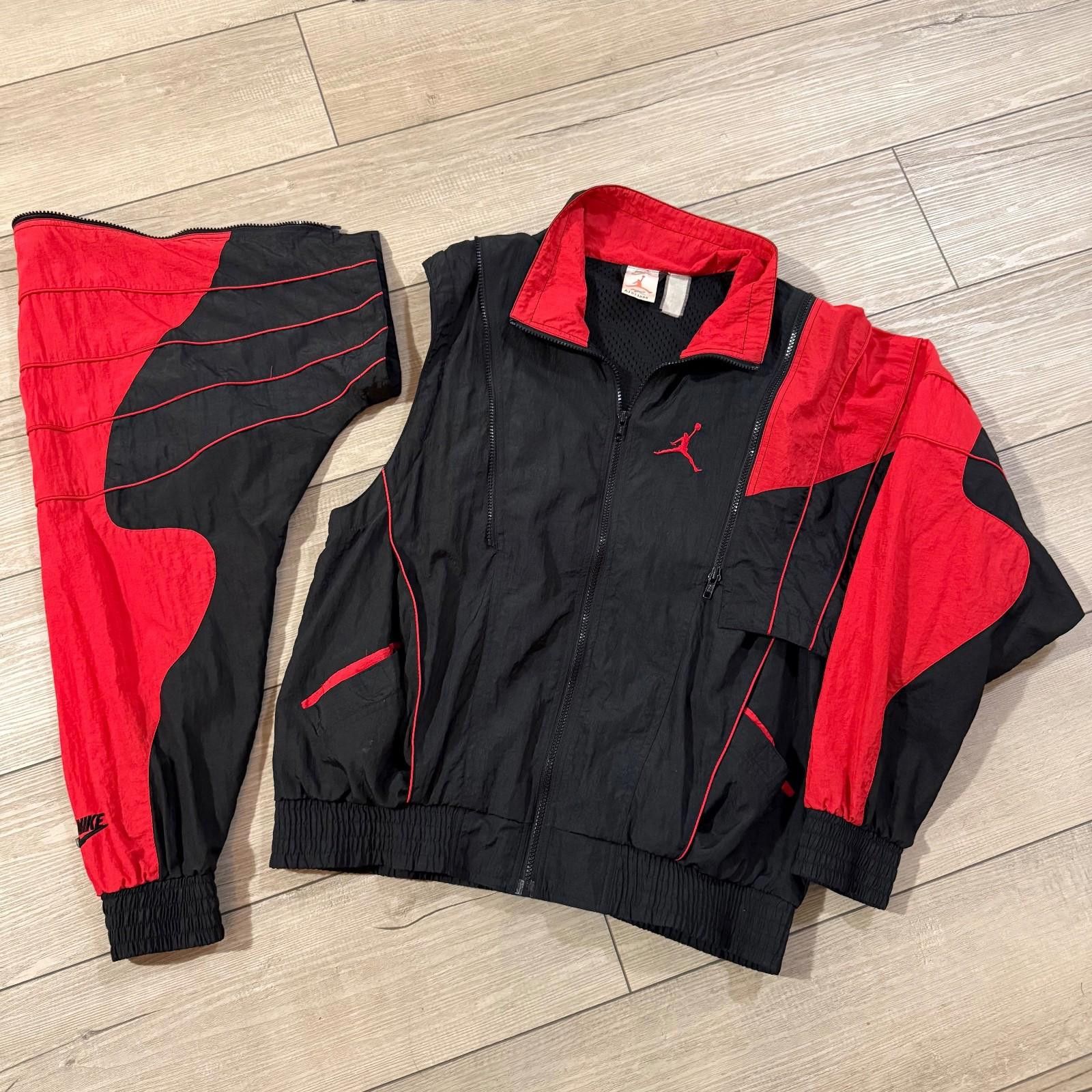 NIKE AIR JORDAN ビンテージジャケット 90年代 フライトクラブ RARE Vintage 90's Nike Air Jordan Flight Puffer Jacket Red Black