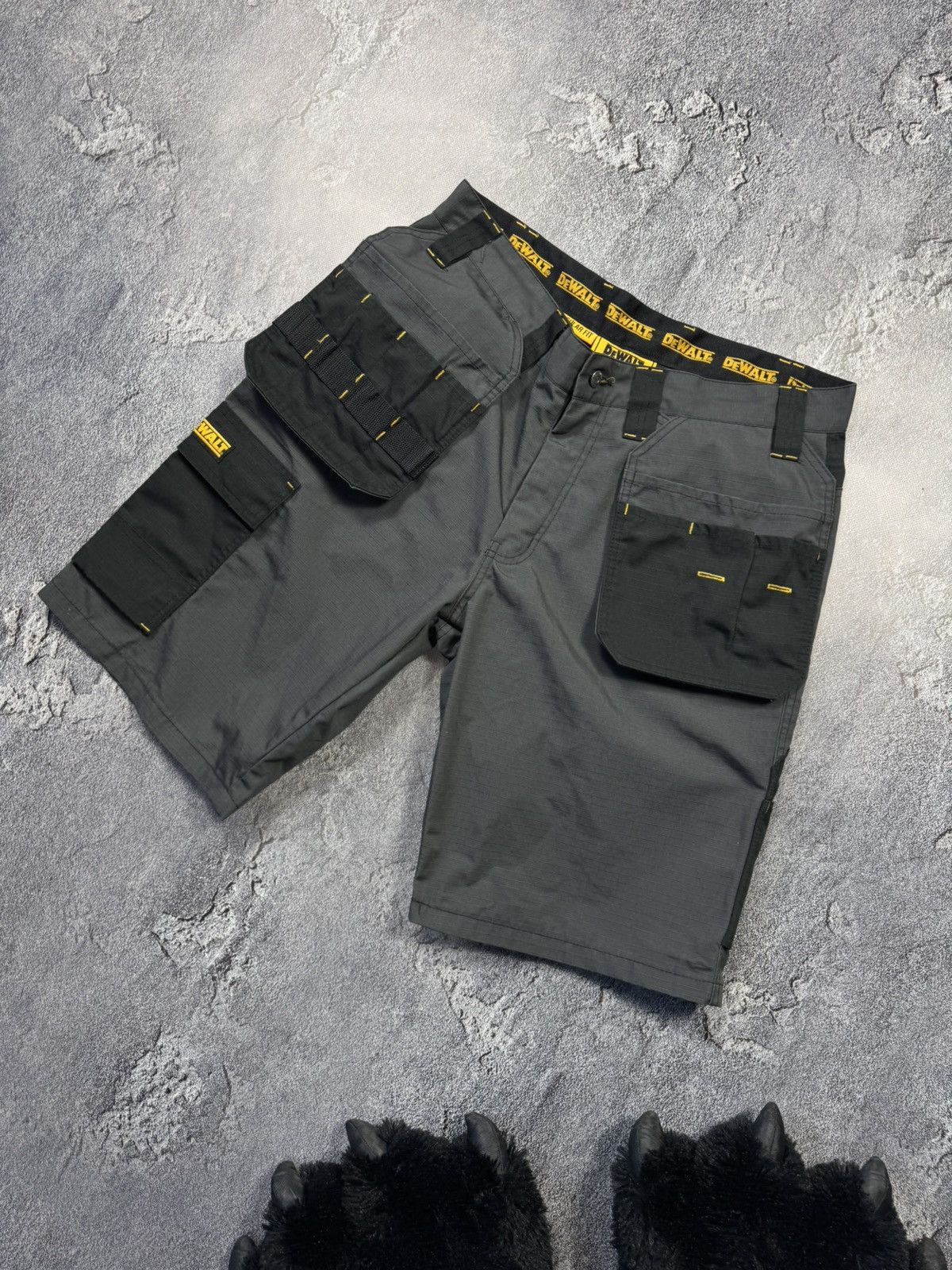 Other DeWALT Professional Cargo Work Shorts — Heavy Duty Size US 34 / EU 50 - 1 Thumbnail