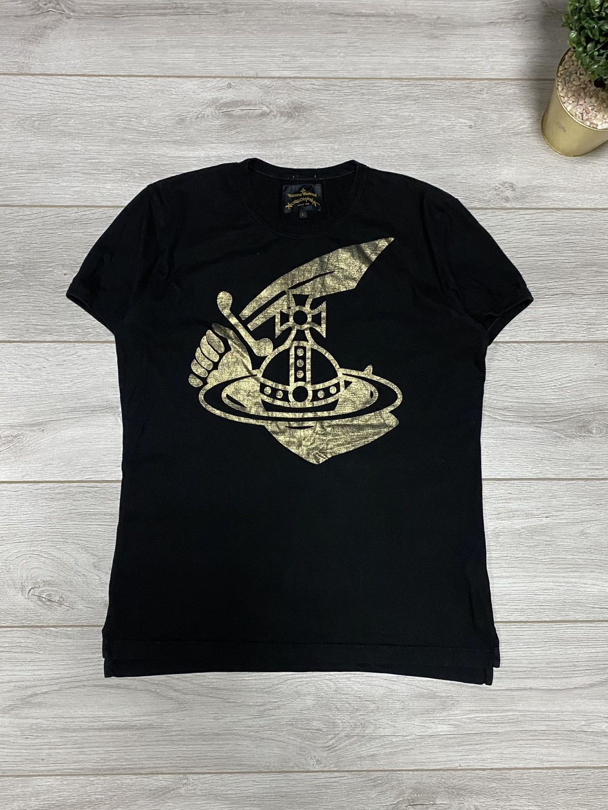 Vivienne Westwood Vivienne Westwood classic arm cutlass orb tee shirt Size US L / EU 52-54 / 3 - 1 Thumbnail