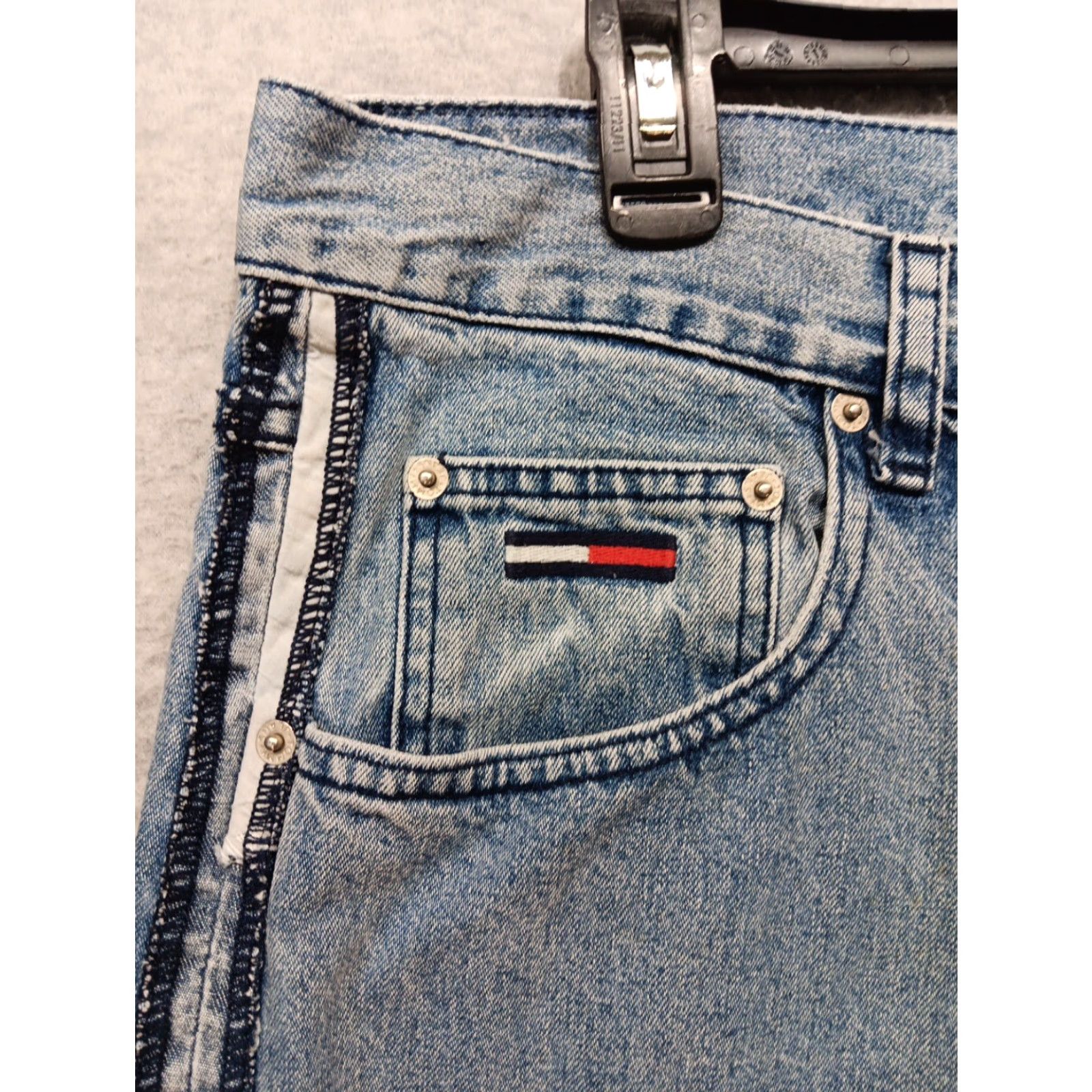 Tommy Hilfiger VINTAGE Tommy Hilfiger Jeans Men 36x32 90s Denim Blue Regular Straight 5-Pocket Zip Button Readable Logo Baggy Accents Size US 36 / EU 52 - 3 Thumbnail
