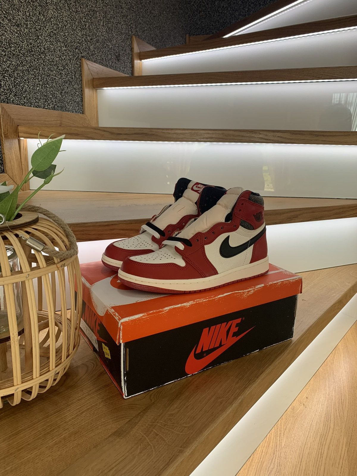 Nike Nike Air Jordan 1 Retro High Chicago Lost and Found Size US 6 / EU 39 - 1 Thumbnail
