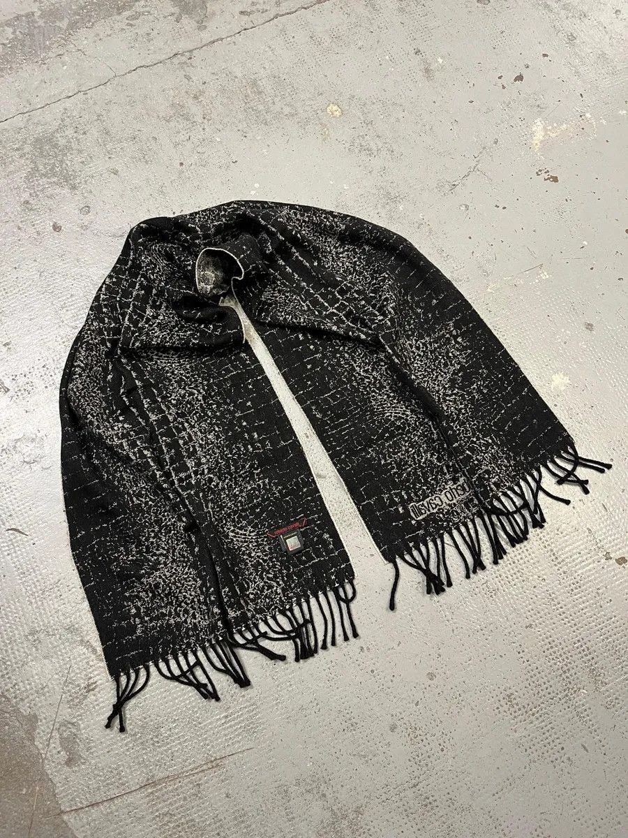 Roberto Cavalli 2000s Roberto Cavalli Grey & Black Crocodile Effect Scarf Size ONE SIZE - 2 Thumbnail