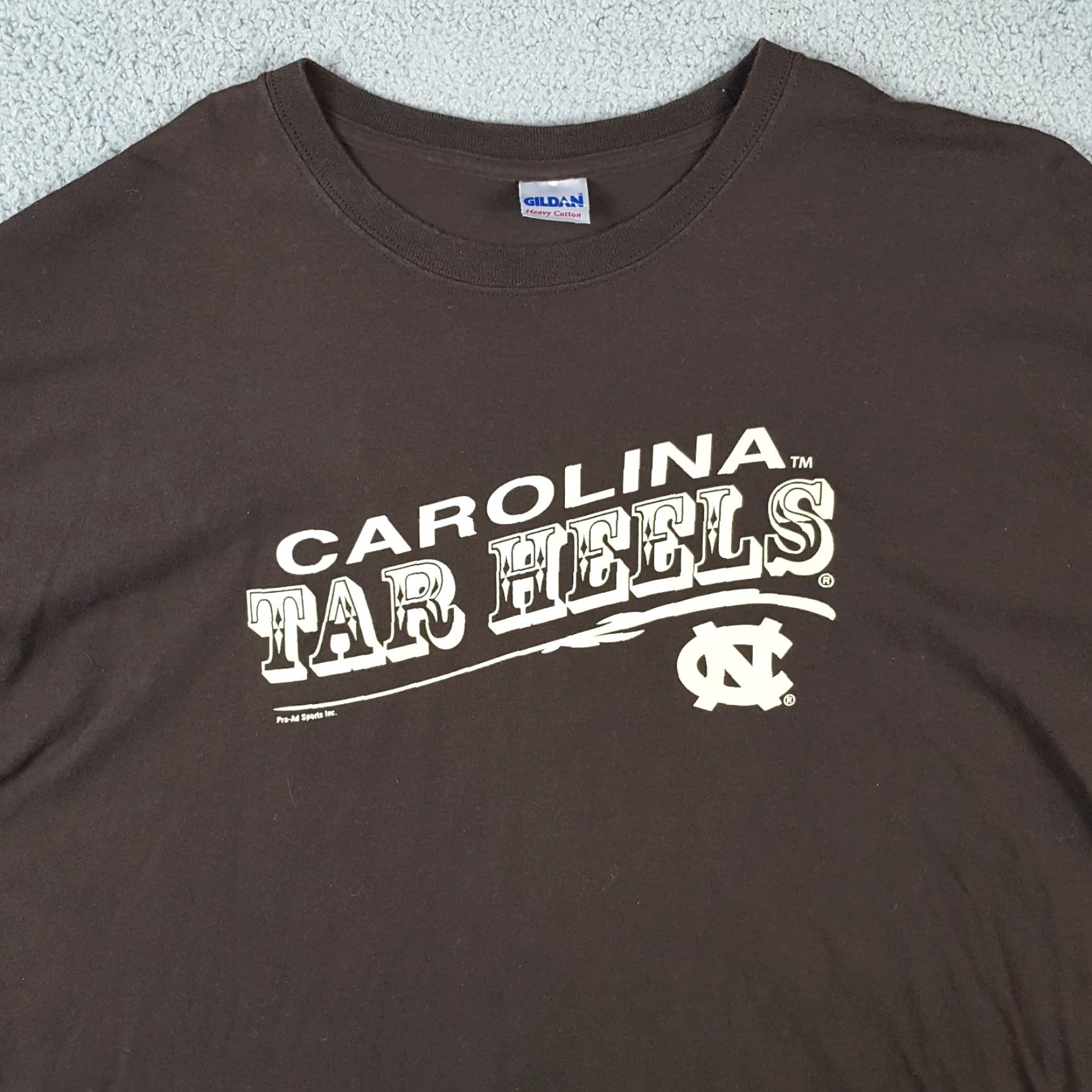 Gildan Vintage Y2K Carolina Tar Heals Logo College Basketball T-Shirt Men 2XL Brown Cotton Retro 90s 00s Sports Size US XXL / EU 58 / 5 - 2 Thumbnail