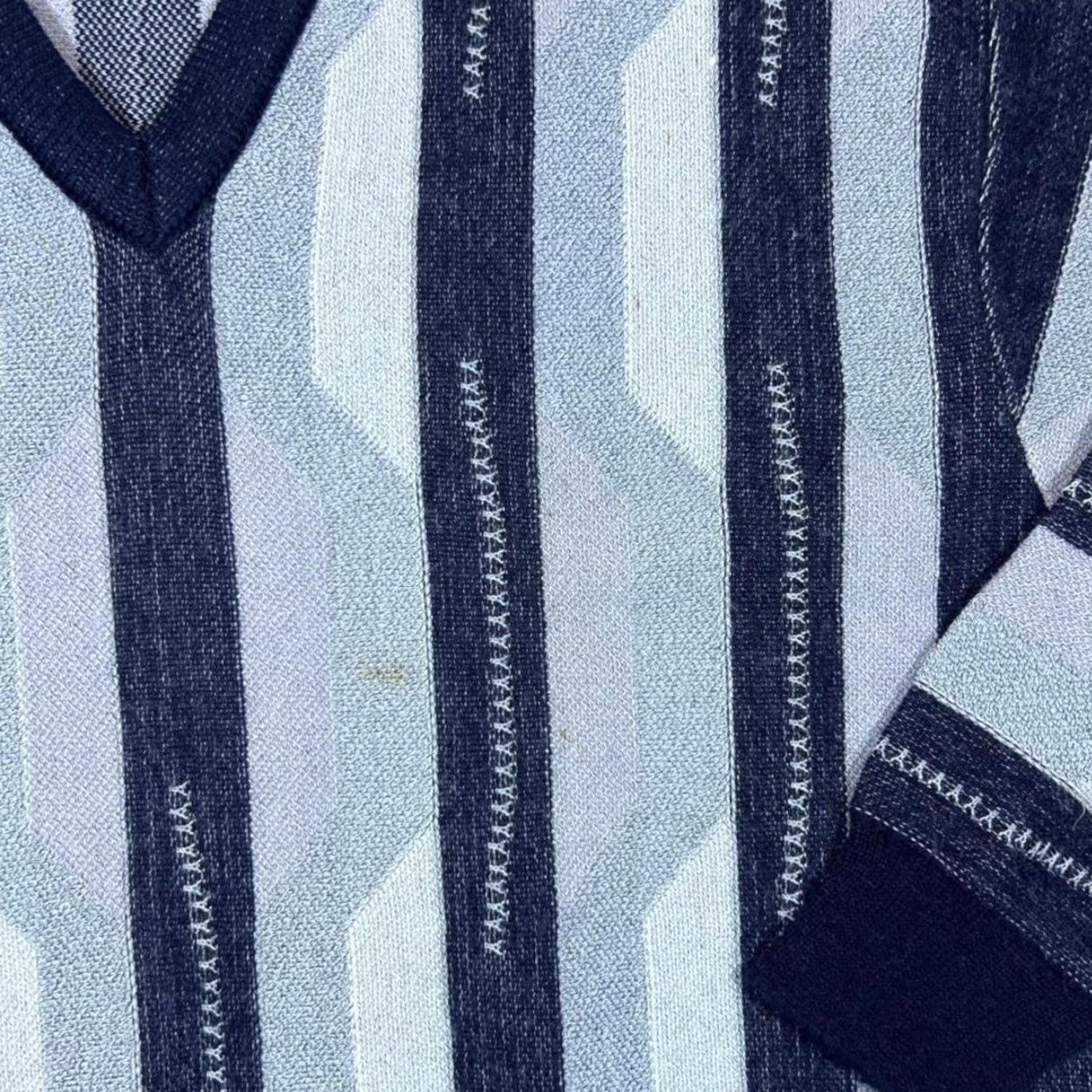 Vintage VINTAGE Pierre Sangan Grandad Patterned V-Neck Jumper Knit Wool Cotton Blend Navy Blue Large Mens Pullover Casual Size US L / EU 52-54 / 3 - 5 Thumbnail