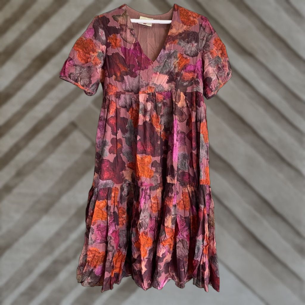Anthropologie Anthropologie Samant Chauhan Tiered Midi Dress Petite XS Floral Purple V-Neck Short Sleeve A-Line Dress Womens Petite XS Floral Theme 90s? Size XS / US 0-2 / IT 36-38 - 1 Thumbnail