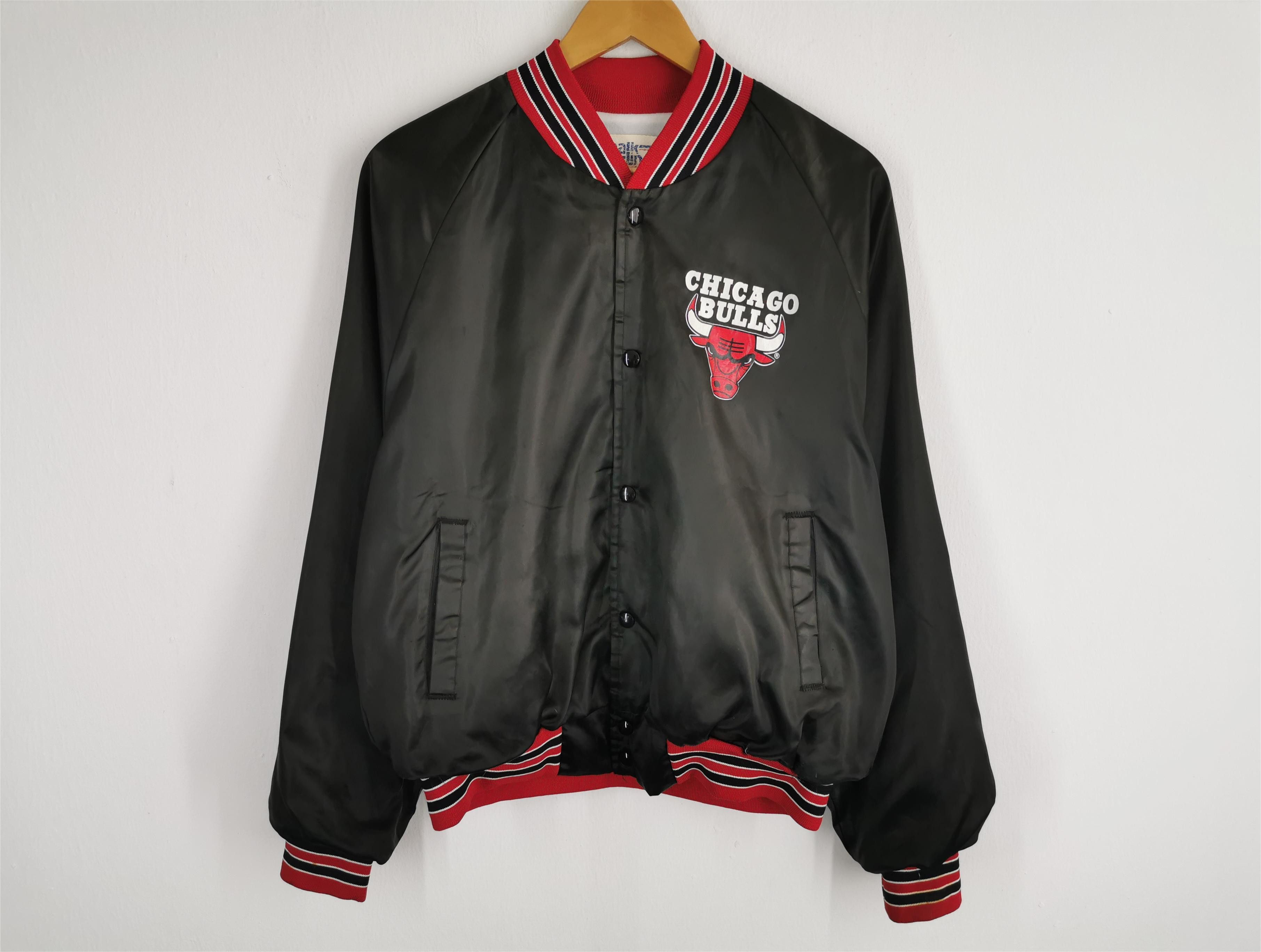 Vintage Vintage Chicago Bulls NBA Varsity Nylon Jacket Size L Size US L / EU 52-54 / 3 - 2 Thumbnail