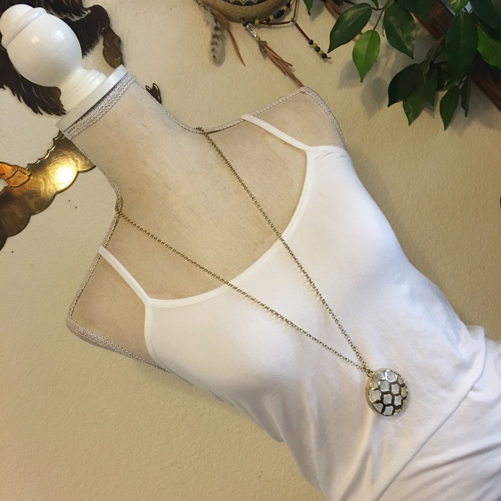 Jewelry Gold tone cut out pattern pendant on chain link Size ONE SIZE - 3 Thumbnail