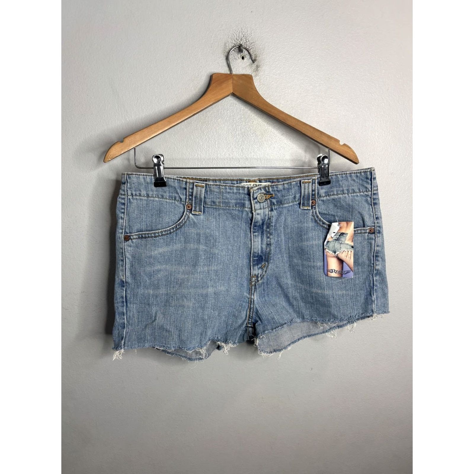 Levi's VINTAGE Levi's Shorts Womens 14 Blue Denim Cut-Off Boot Cut Raw Hem Distressed 528 Fringed Front Flat Front 3 in Inseam Size 36" / US 14 / IT 50 - 2 Thumbnail