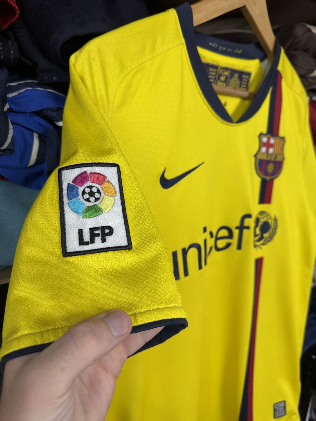 Nike NIKE BARCELONA 2008 2009 AWAY FOOTBALL SHIRT SOCCER JERSEY Size US S / EU 44-46 / 1 - 18 Thumbnail