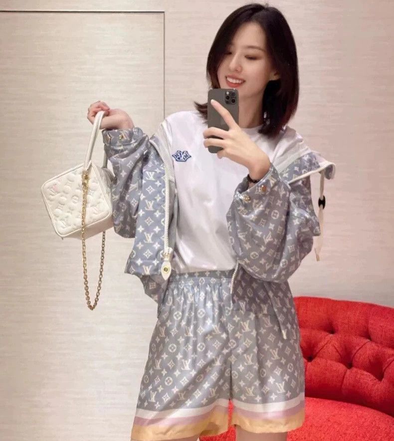 Louis Vuitton Louis Vuitton 23 light blue logo printed mulberry silk cas Size 33" - 9 Thumbnail