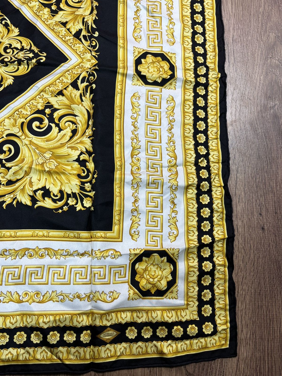 Versace Versace Silk Scarf Very Rare Gold Size ONE SIZE - 9 Thumbnail