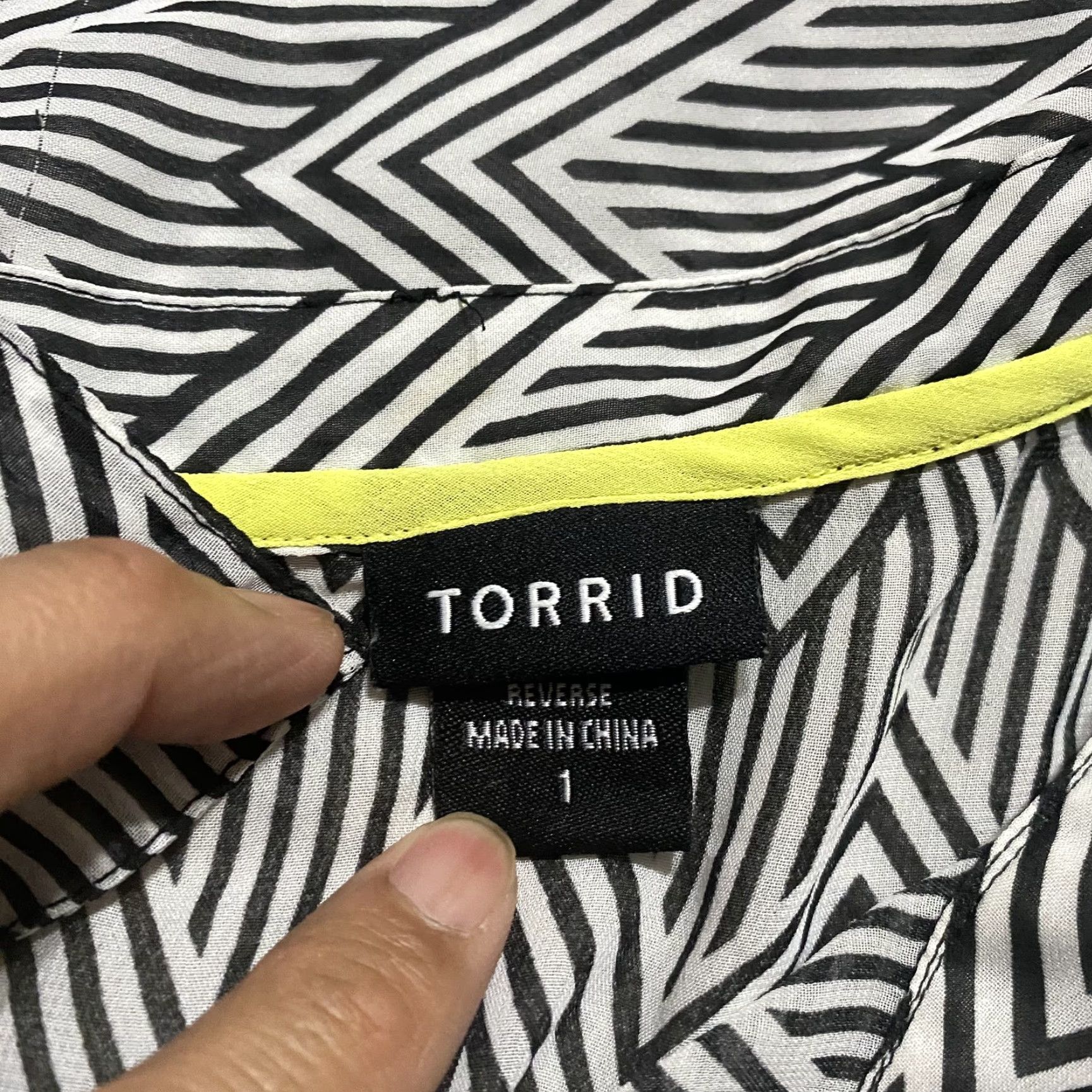 Torrid Torrid Shirt 1X Plus Chevron Zigzag Button-Up Sheer Long Sleeve Blouse Black, Womens, Plus, Button, Classic, Modern Size XL / US 12-14 / IT 48-50 - 3 Thumbnail