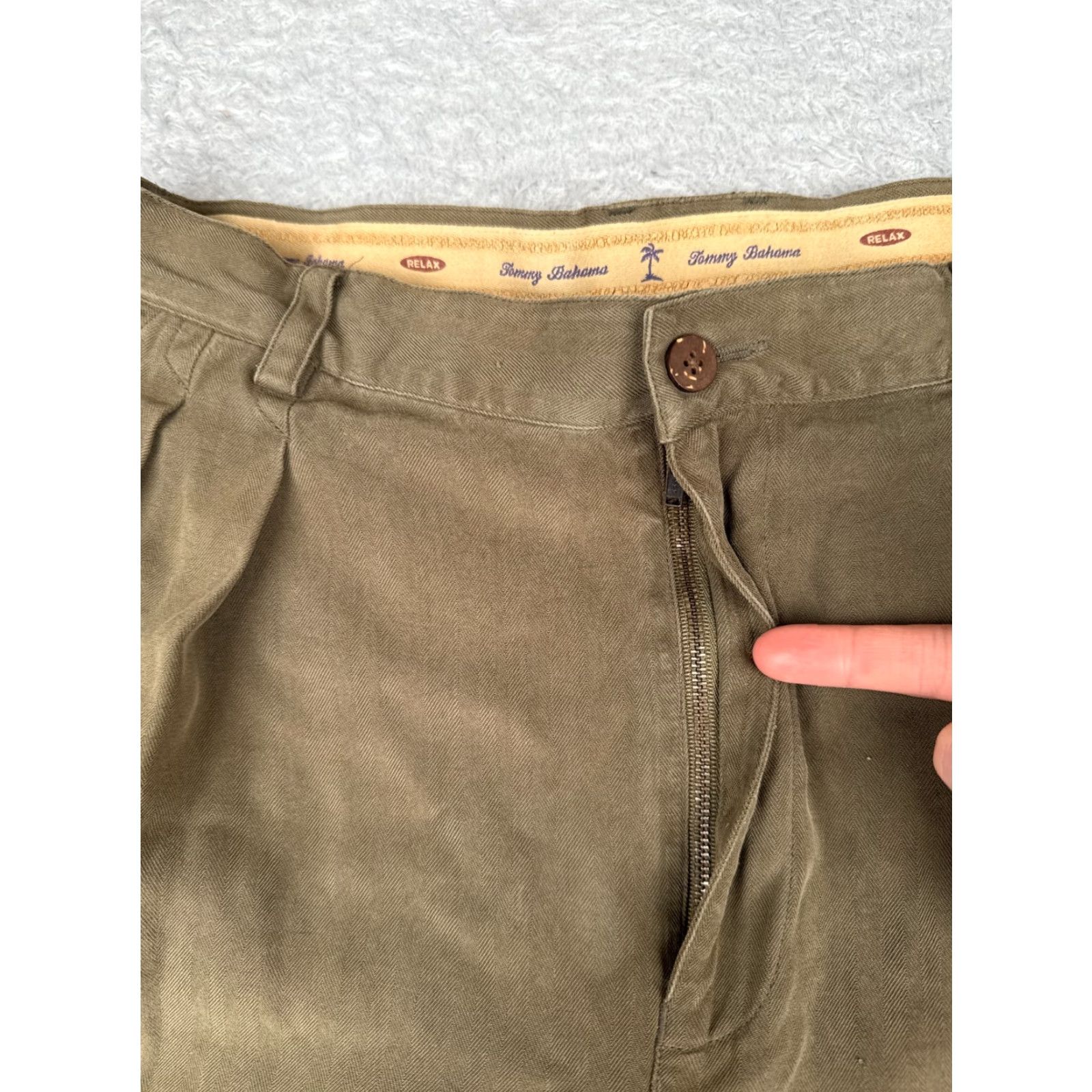 Tommy Bahama Tommy Bahama Shorts Men 35 Brown Pleated 100% Silk Herringbone Chino Cargo 33x9 Size US 35 - 6 Thumbnail