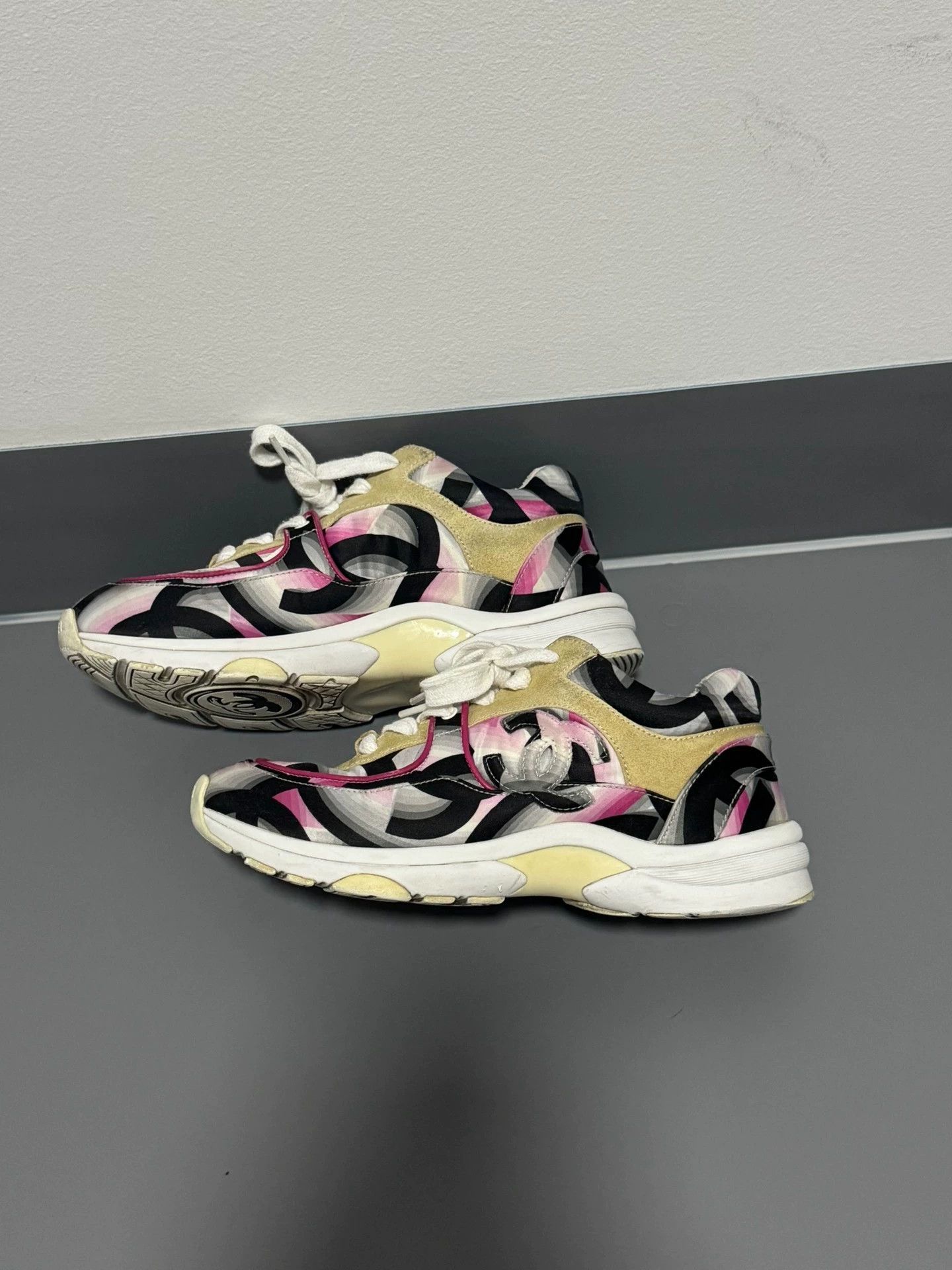 Chanel CHANEL Colorful Printed Leather Low-Top Sneakers Size US 7.5 / IT 37.5 - 2 Thumbnail