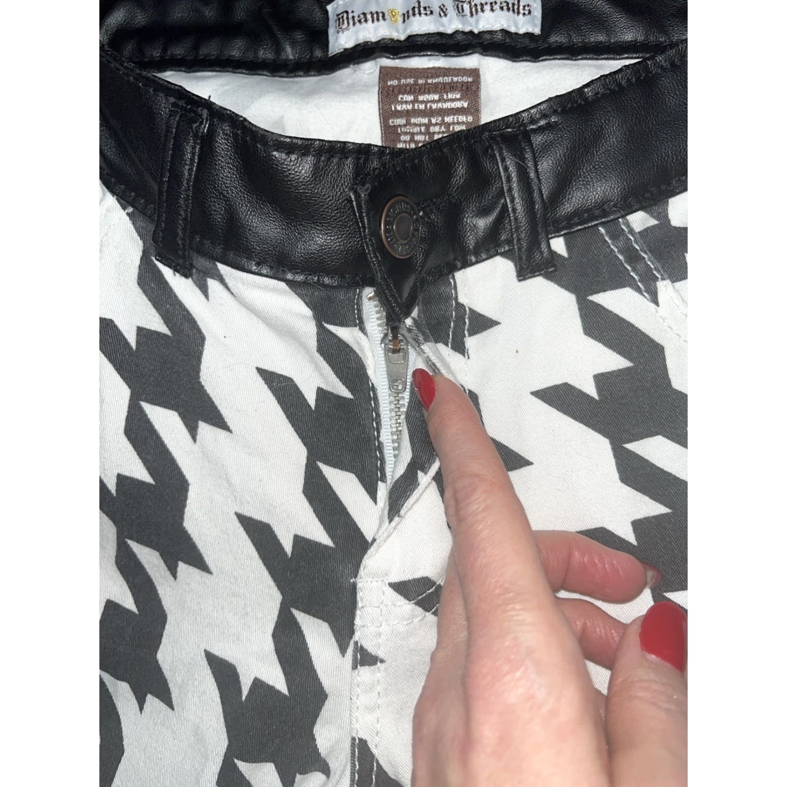 Vintage VINTAGE Hounds Tooth Black White EMO Punk JEANS size 13 Zip Up Y2K Funky Oversized Print Size 34" / US 12 / IT 48 - 7 Thumbnail