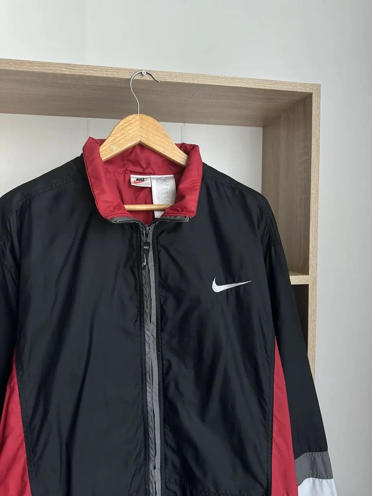 Nike Vintage Nike Black Big Logo Nylon Jacket Y2K Size US L / EU 52-54 / 3 - 5 Thumbnail