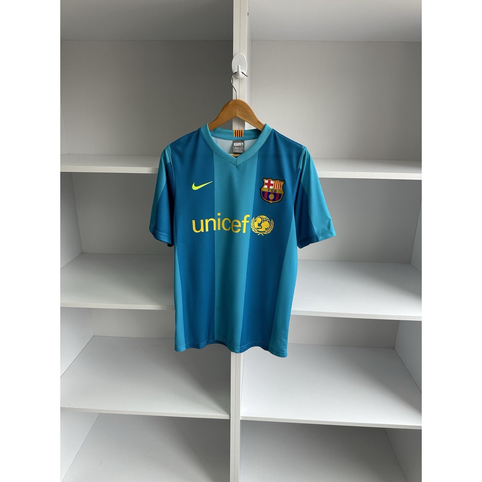 Nike BARCELONA 2007 2008 AWAY FOOTBALL SOCCER SHIRT JERSEY NIKE 2 Size US S / EU 44-46 / 1 - 1 Thumbnail