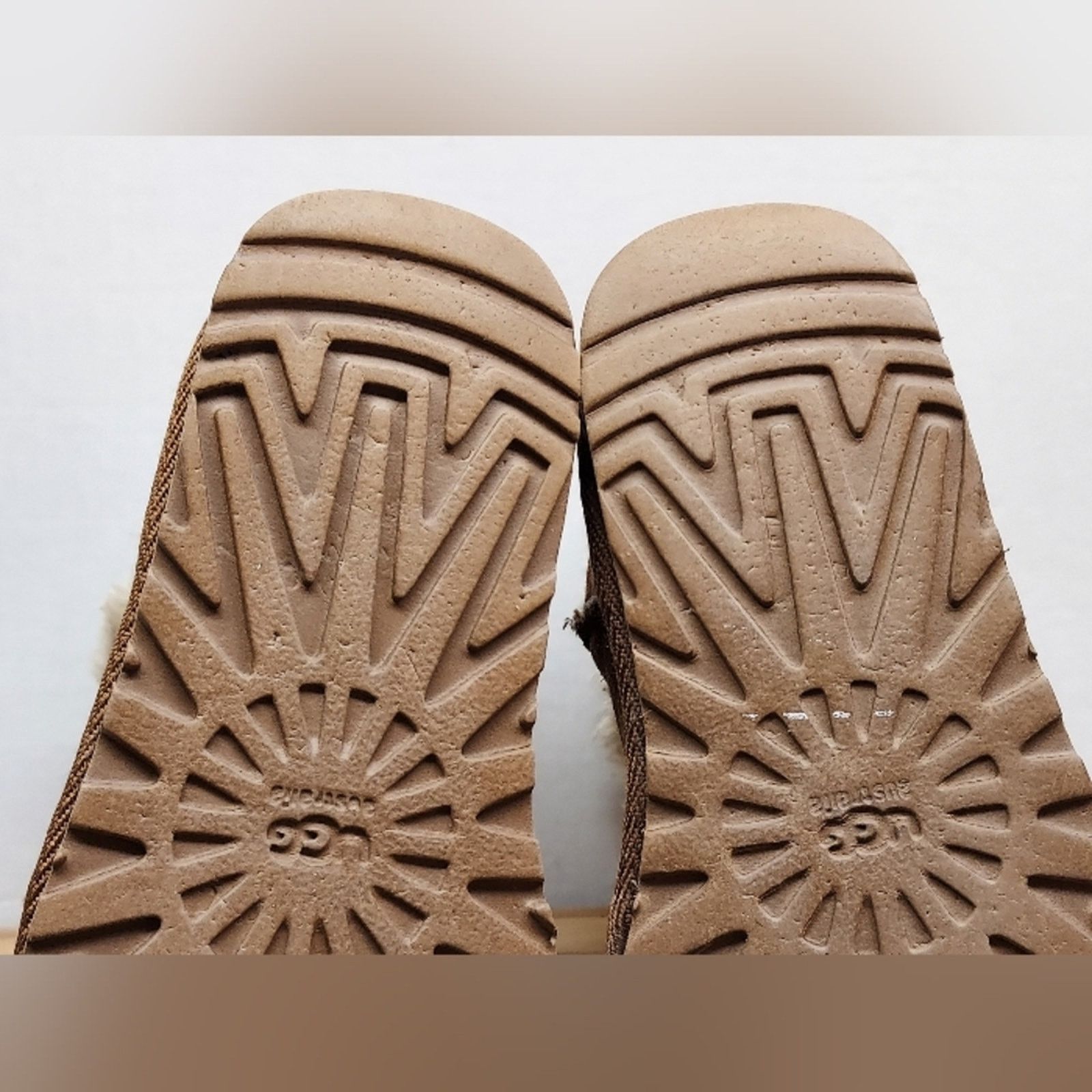 Ugg UGG Womens Chestnut Bailey Button Winter Boots Size 6 Size US 6 / IT 36 - 11 Thumbnail