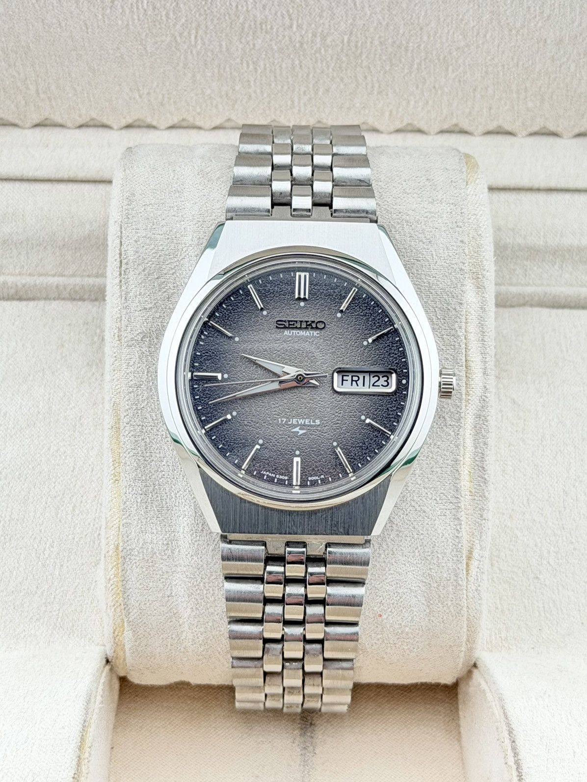 Seiko Seiko 5 Automatic Watch Gray Textured Dial Day Date Size 36 - 2 Thumbnail